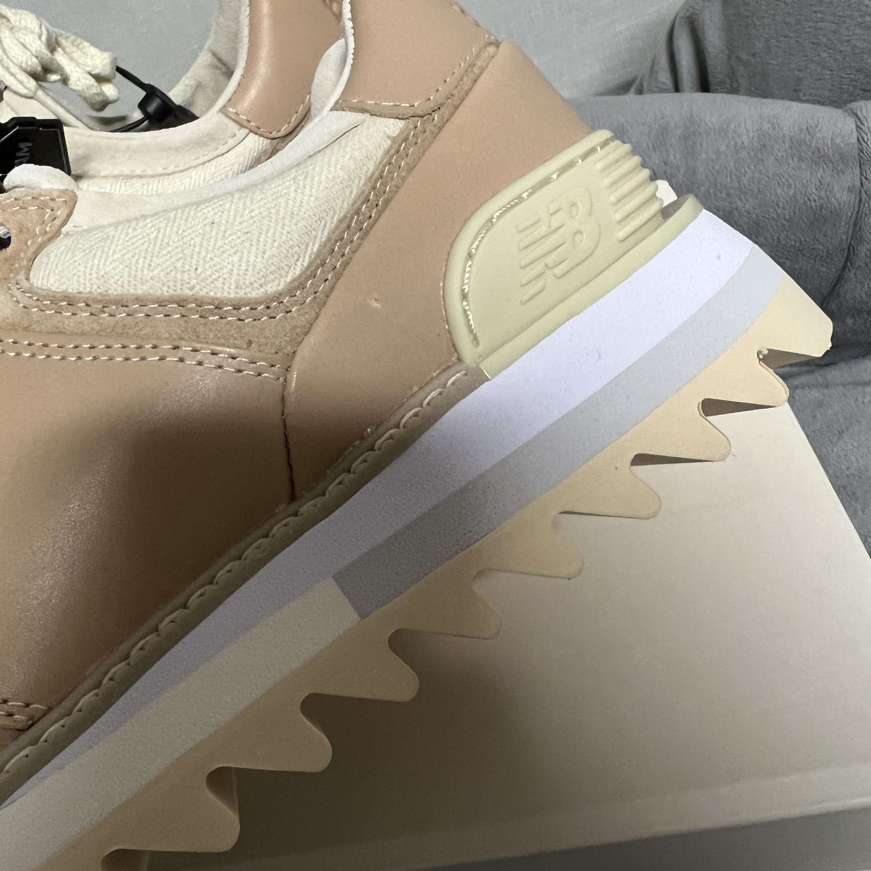 New Balance x Tokyo Design Studio 574 Vachetta Tan 착용 스타일 - 2