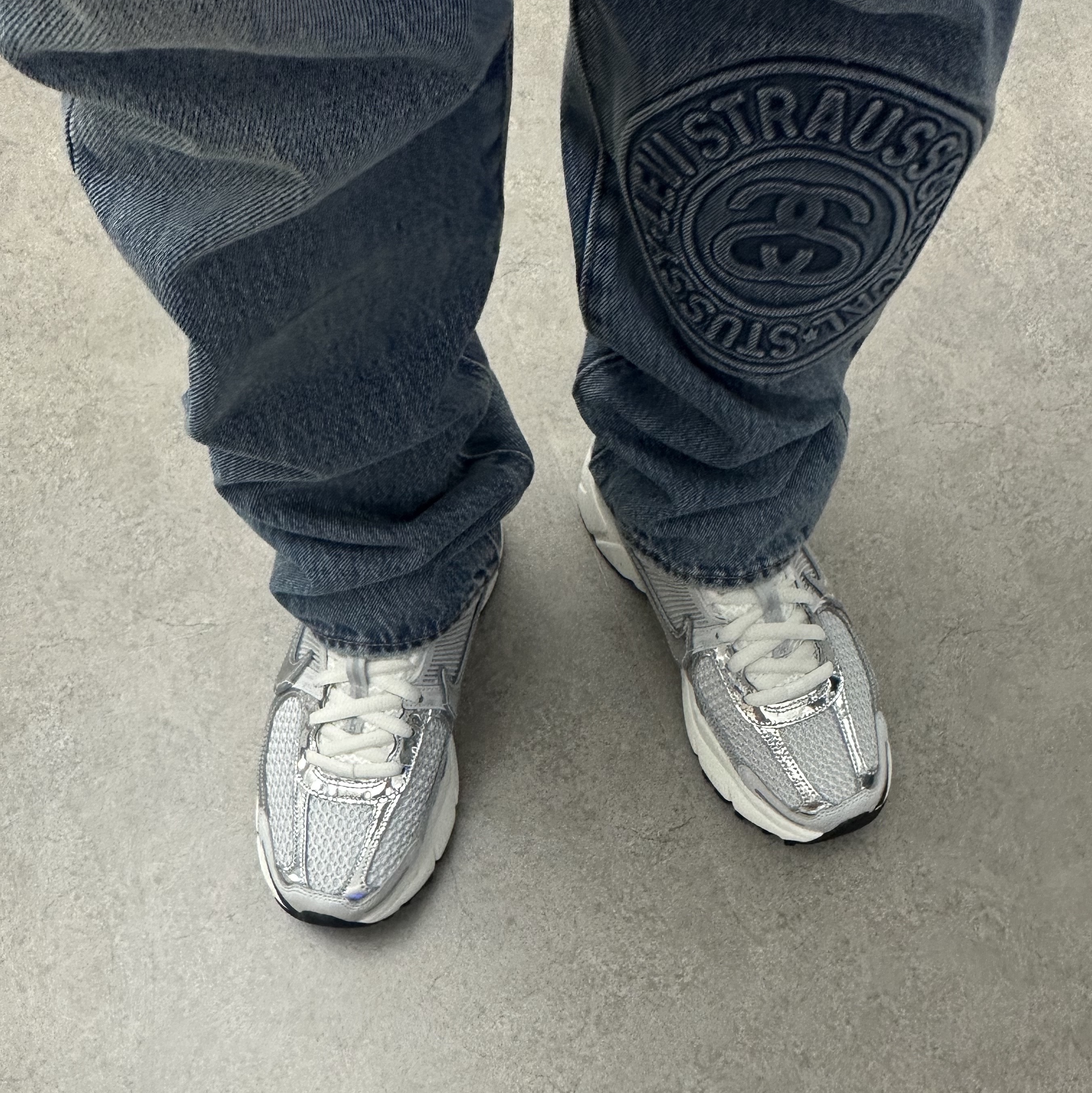 Stussy x Levi's Embossed 501 Jean Indigo, (W) Nike Zoom Vomero 5 Photon Dust and Metallic Silver 착용 스타일 - 4