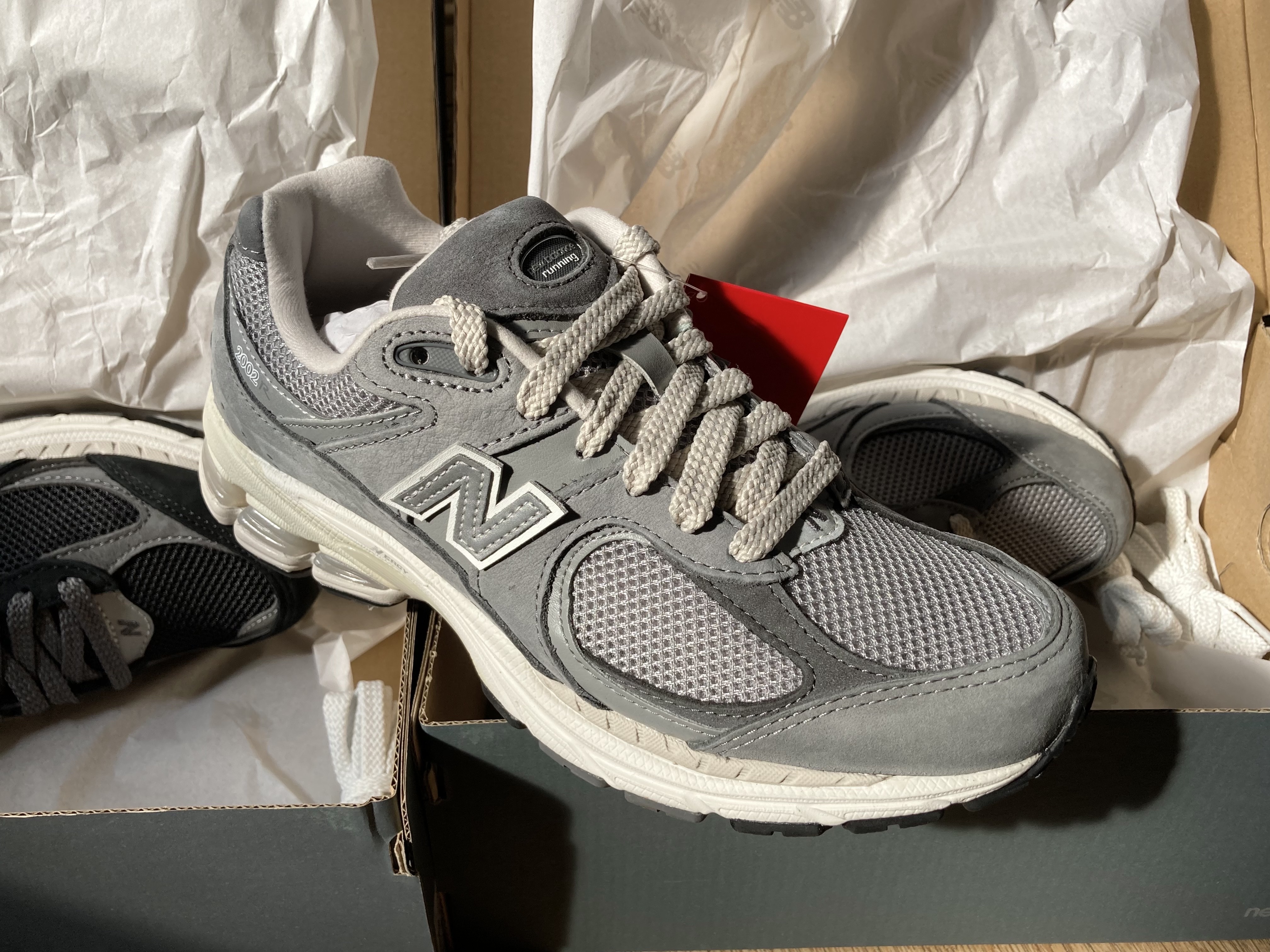 New Balance 2002R Premium Vintage Black, New Balance 2002R Premium Vintage Grey 착용 스타일 - 2