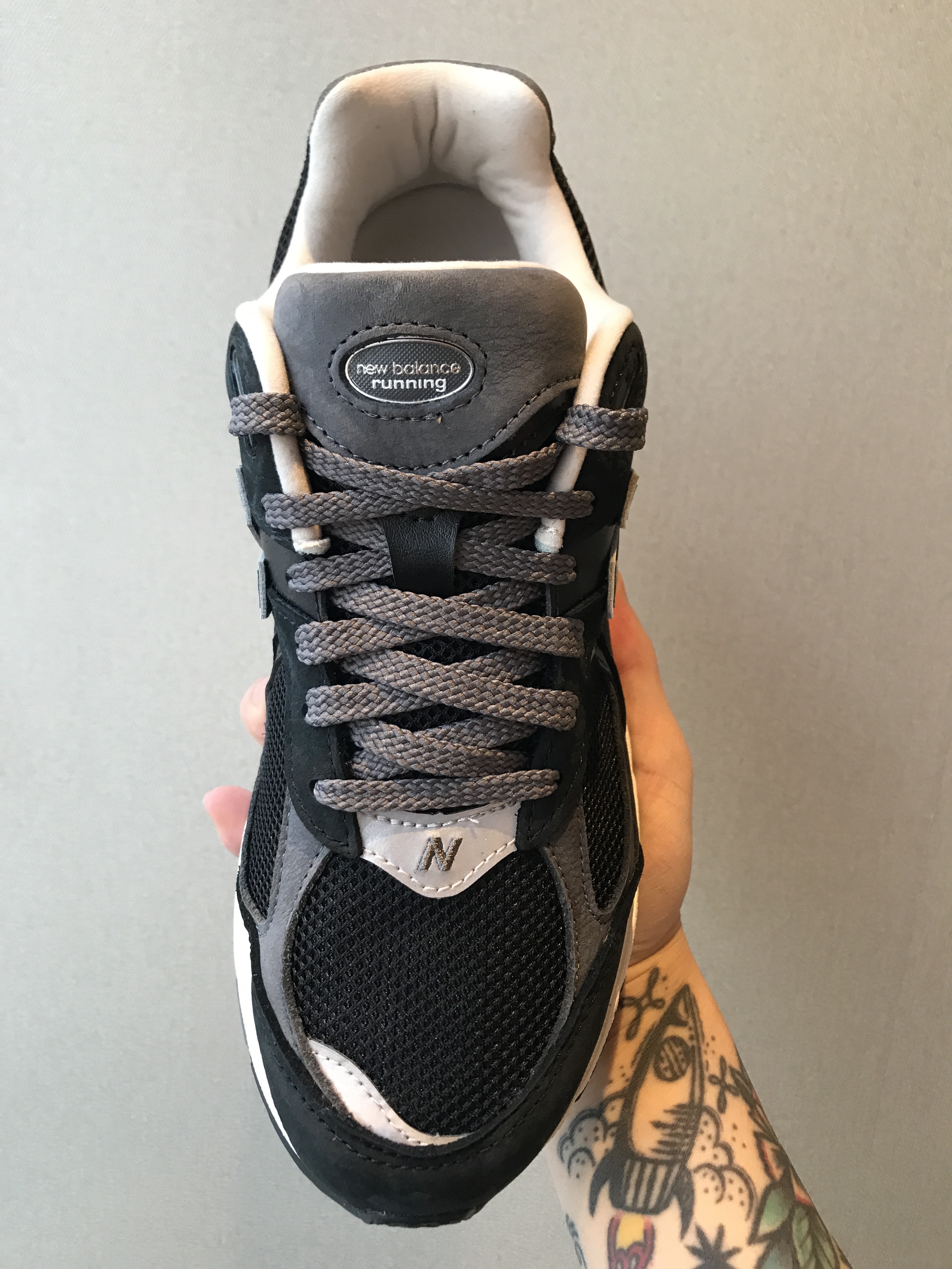 New Balance 2002R Premium Vintage Black 착용 스타일 - 2