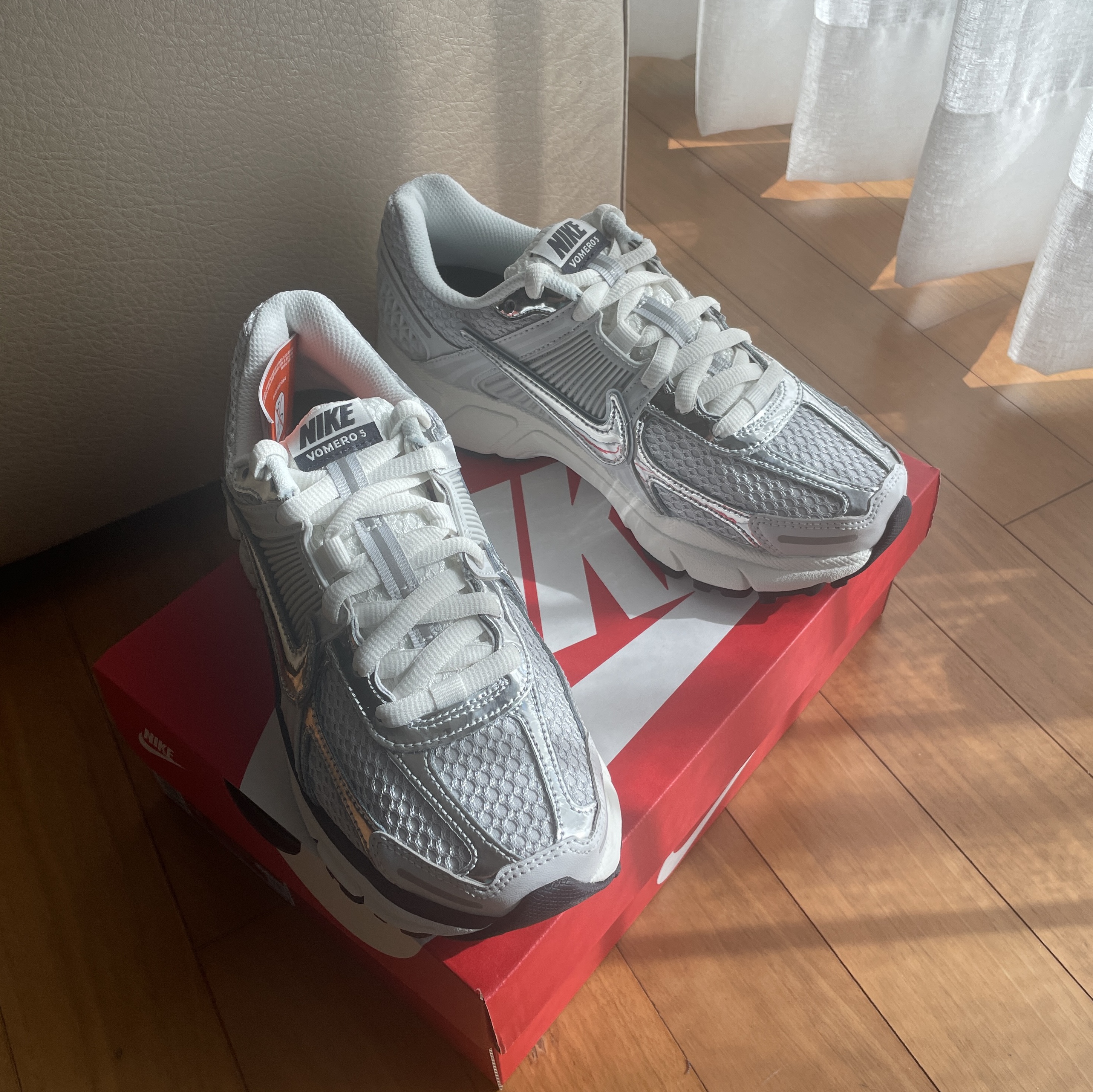(W) Nike Zoom Vomero 5 Photon Dust and Metallic Silver 착용 스타일 - 2