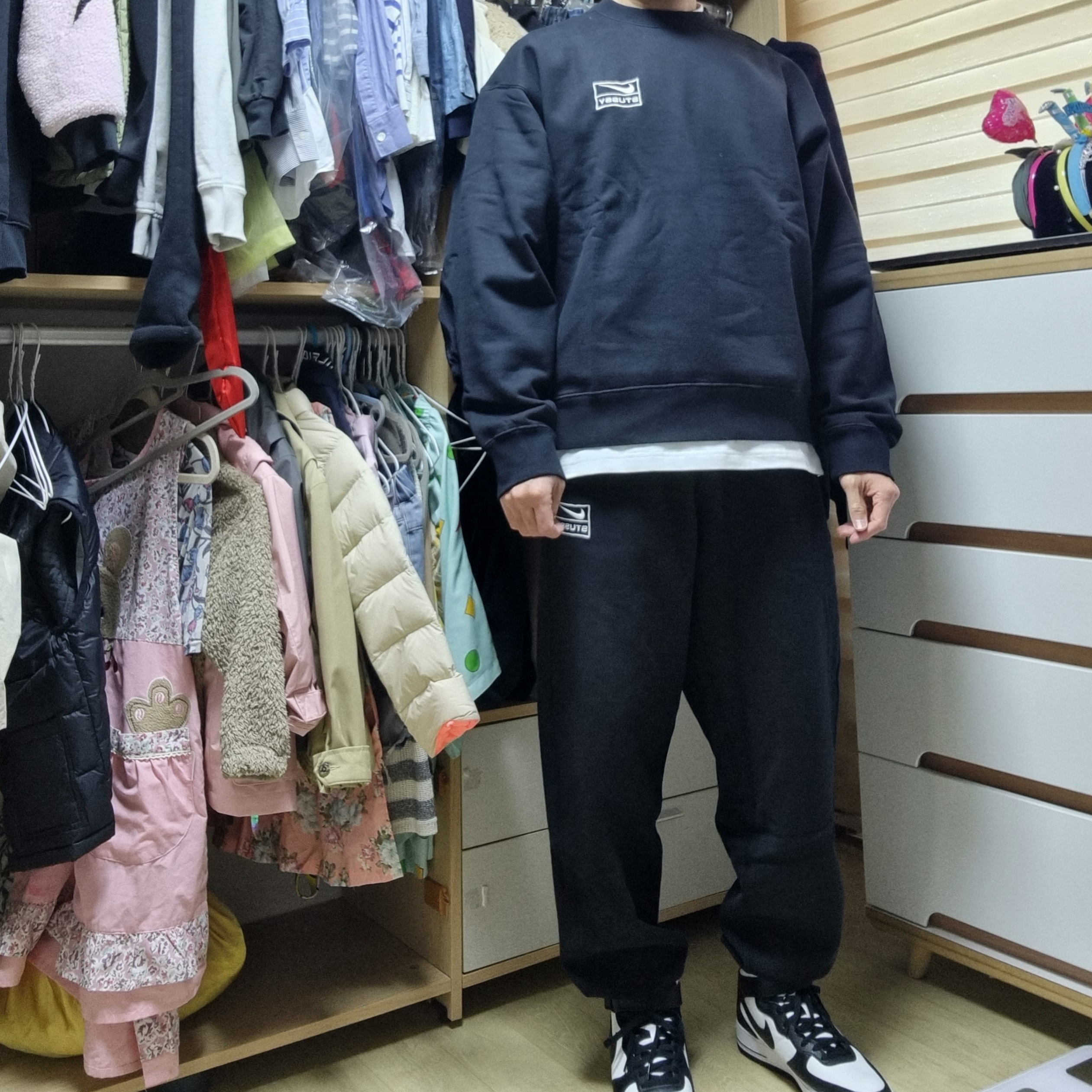 Nike x Stussy NRG Washed Fleece Crewneck Black (DO5310-010), Nike x Stussy Air Force 1 '07 Mid SP Black and Light Bone 착용 스타일 - 1