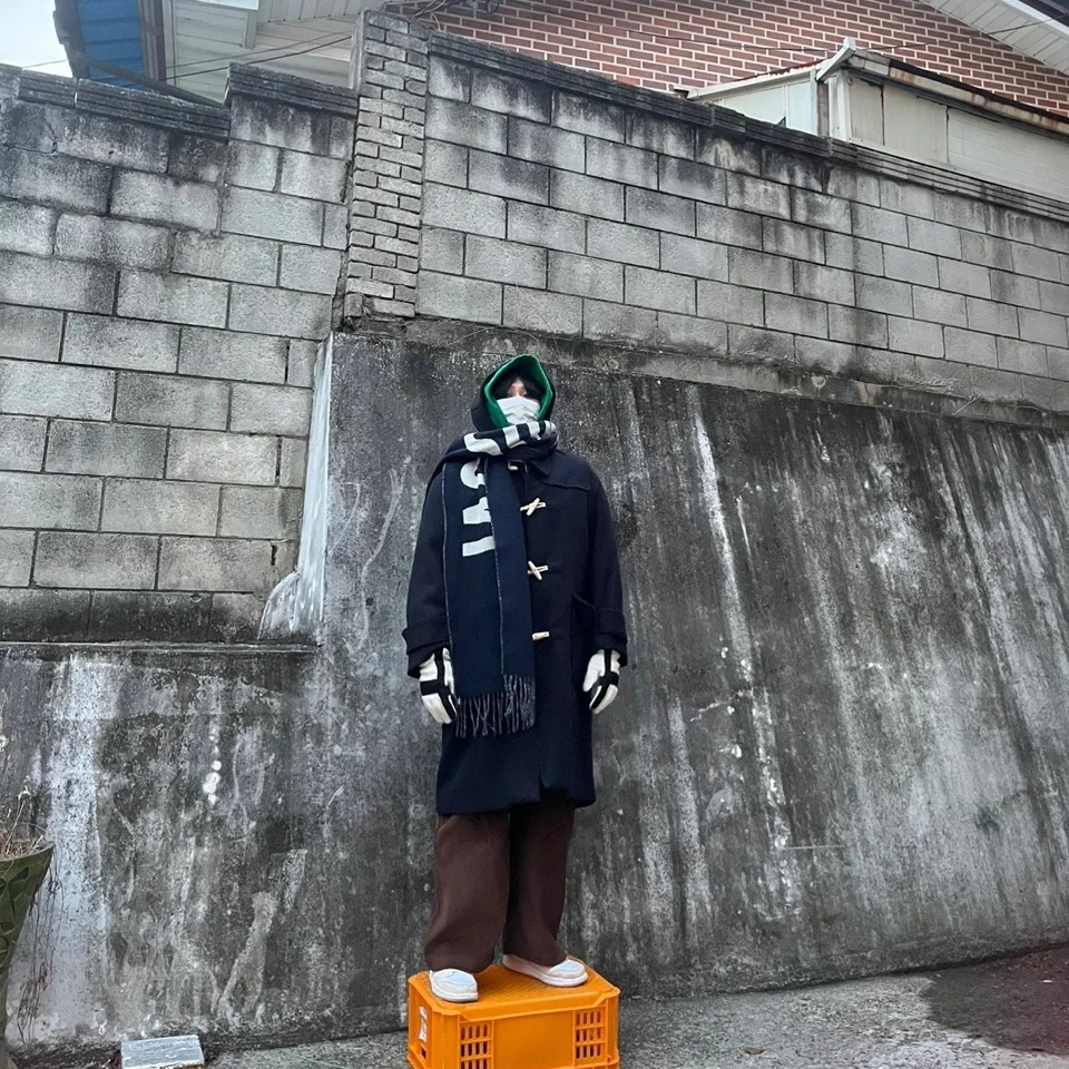 Jacquemus Lecharpe Fringe Logo Muffler Navy 착용 스타일 - 3