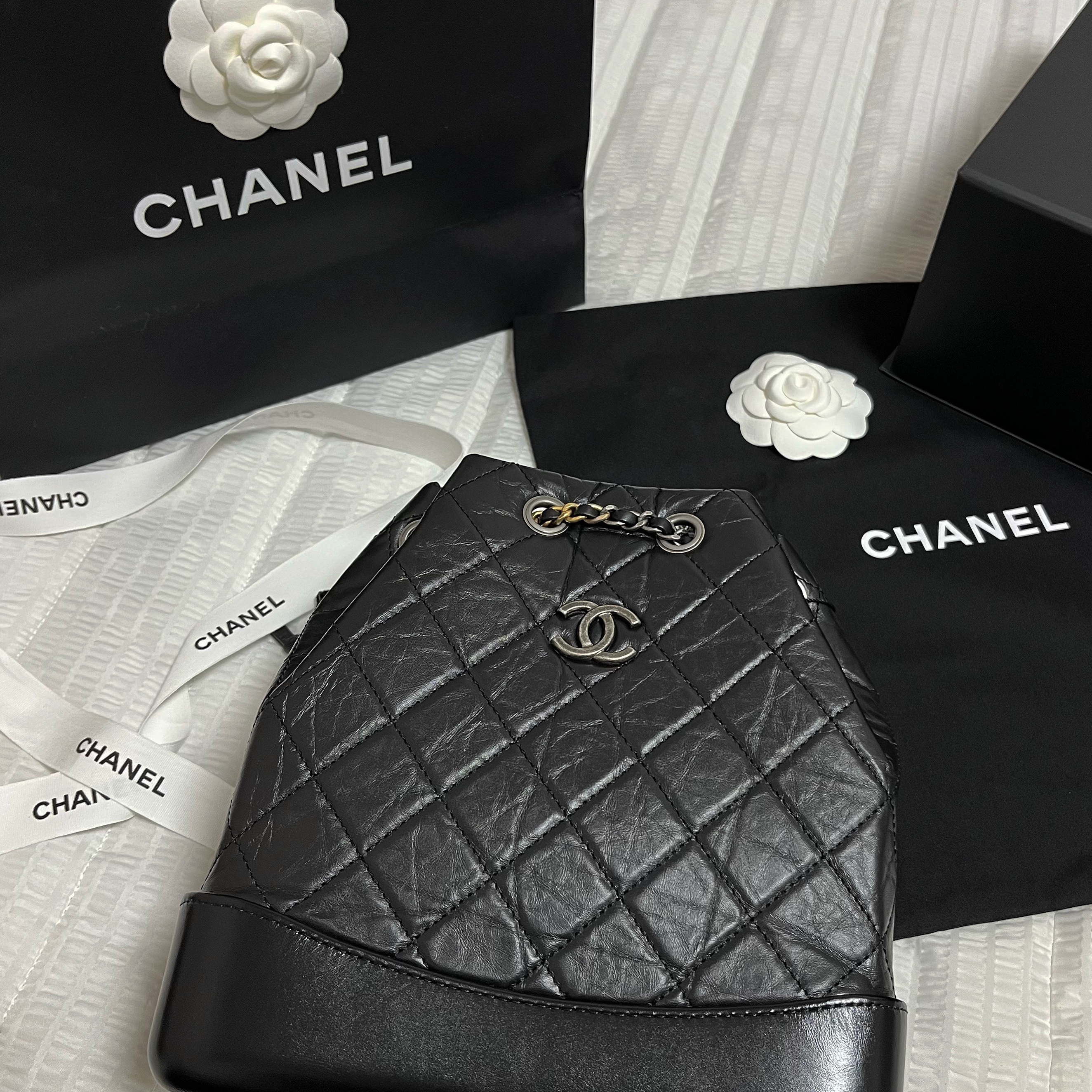 Chanel Small Gabrielle Backpack Aged Calfskin & Gold Silver Black 착용 스타일