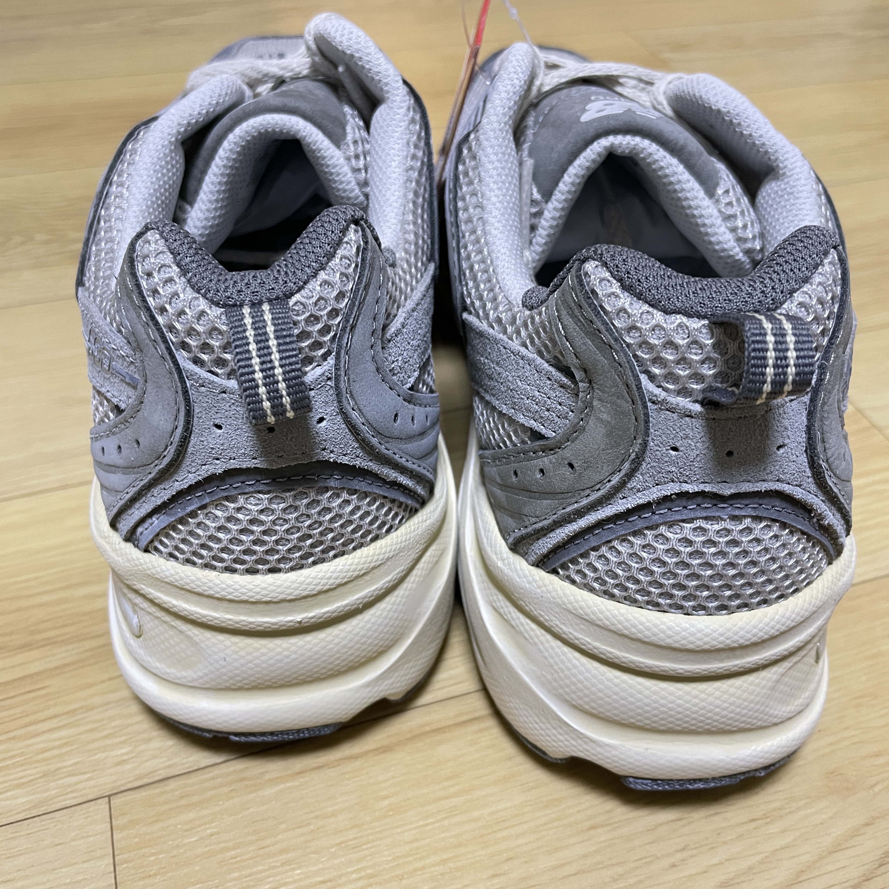 New Balance 530 Premium Vintage Grey Matter 착용 스타일 - 5