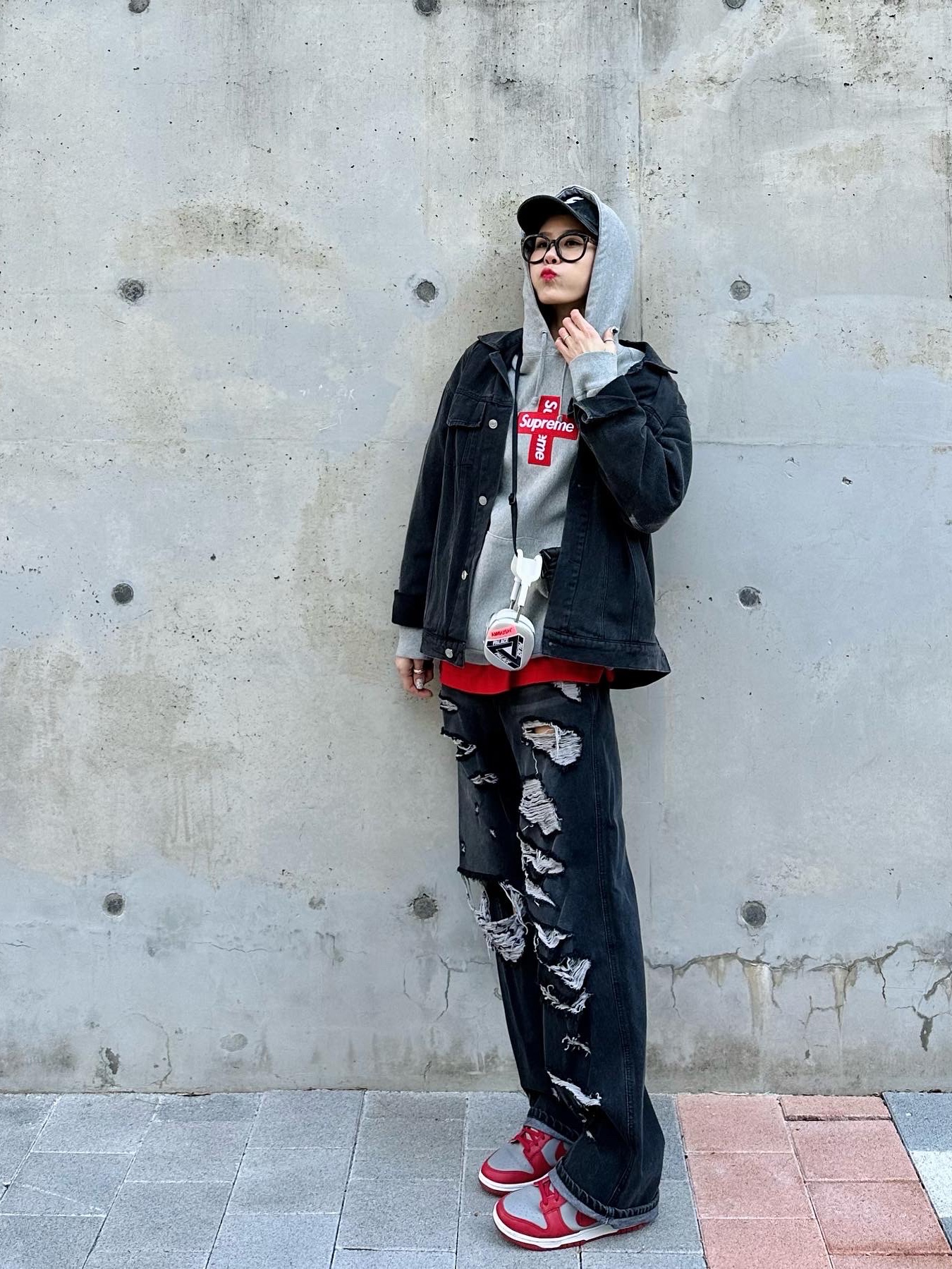 Supreme Kevlar Denim S Logo 6-Panel Black - 22SS, Supreme Cross Box Logo Hooded Sweatshirt Heather Grey - 20FW 착용 스타일 - 1