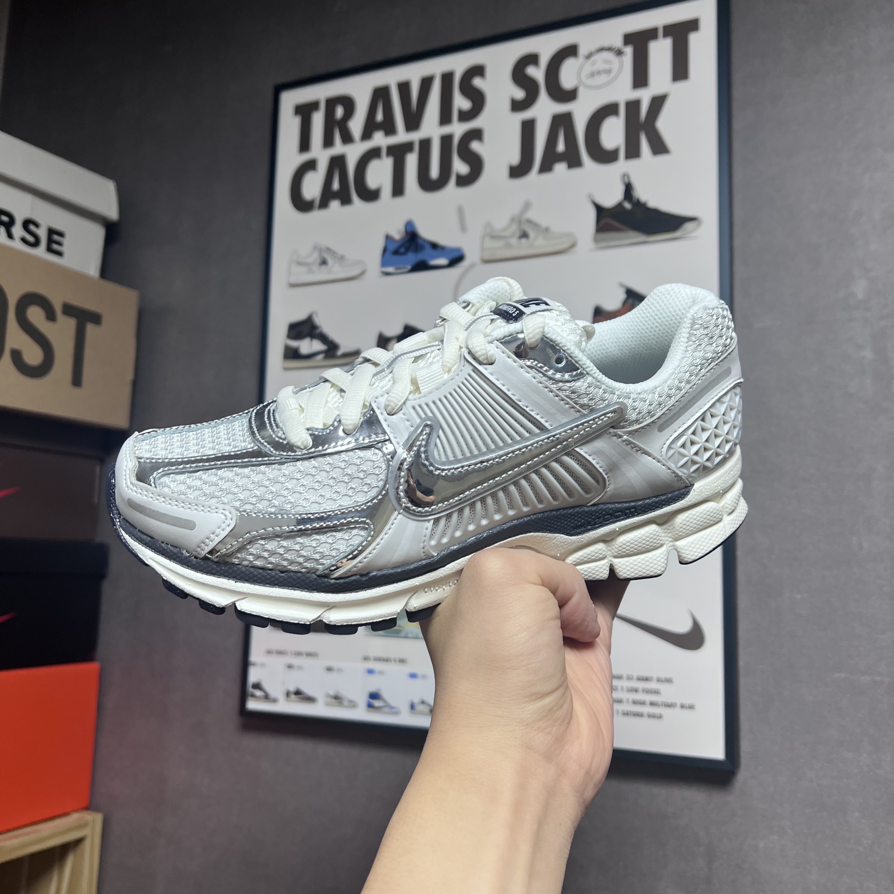 (W) Nike Zoom Vomero 5 Photon Dust and Metallic Silver 착용 스타일