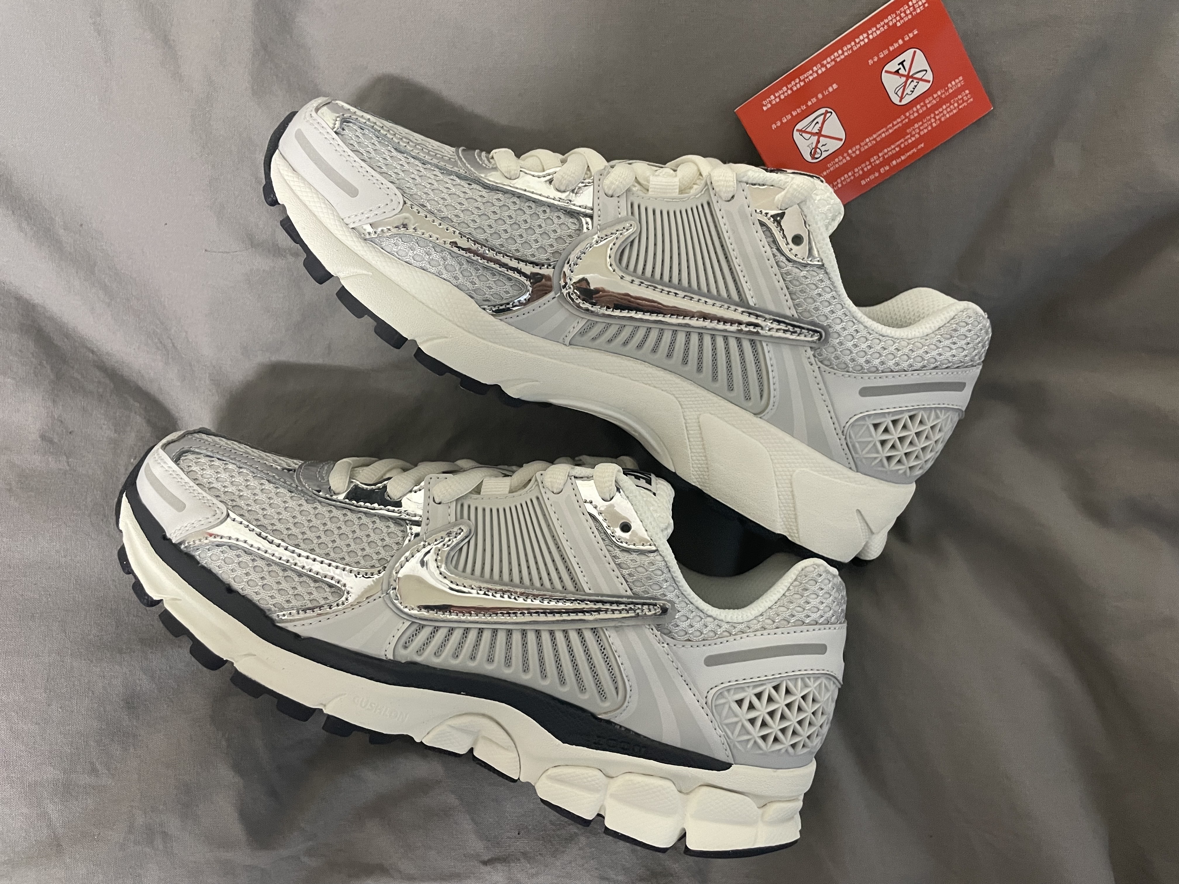 (W) Nike Zoom Vomero 5 Photon Dust and Metallic Silver 착용 스타일