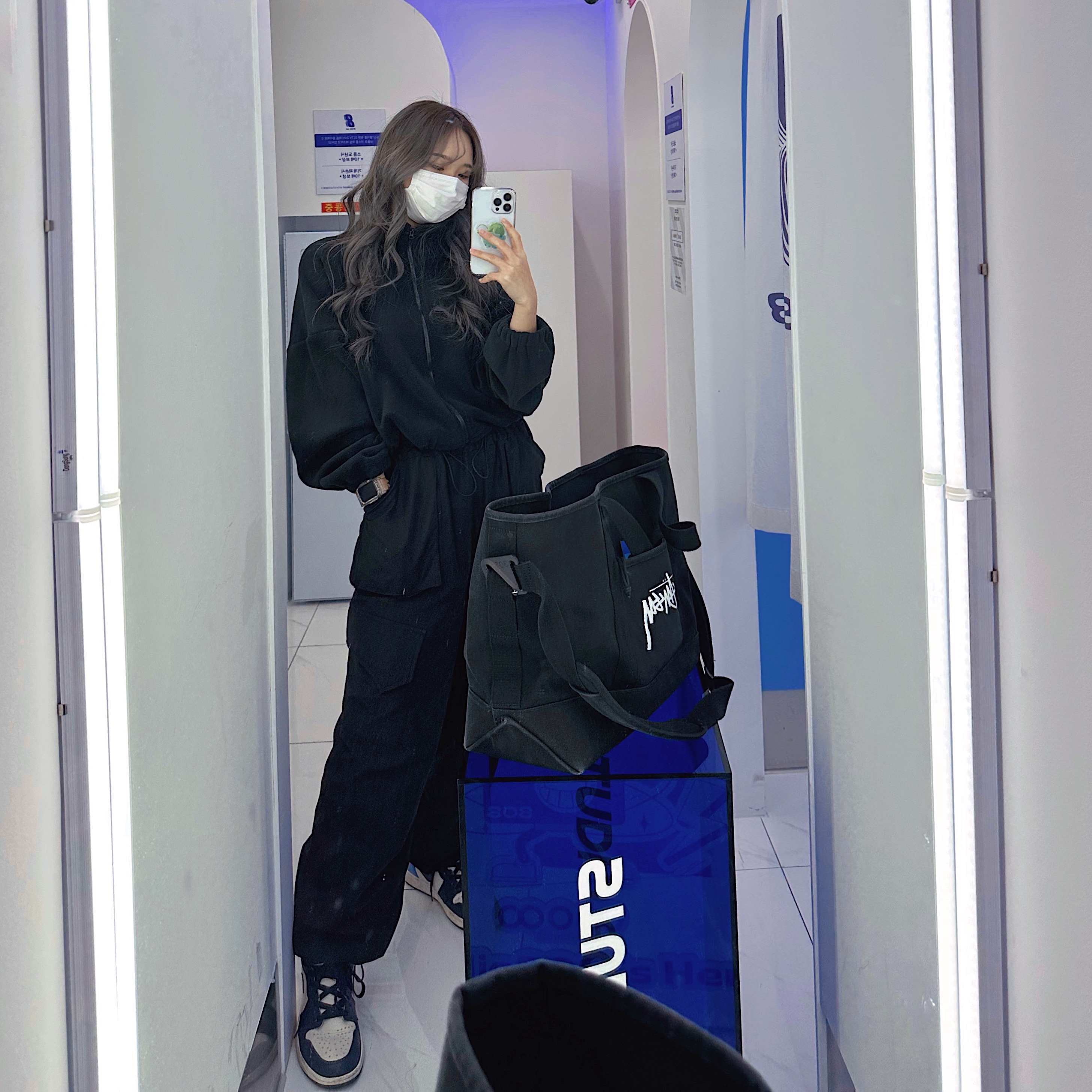 Jordan 1 Retro High Obsidian UNC, Nike x Stussy Tote Bag 착용 스타일