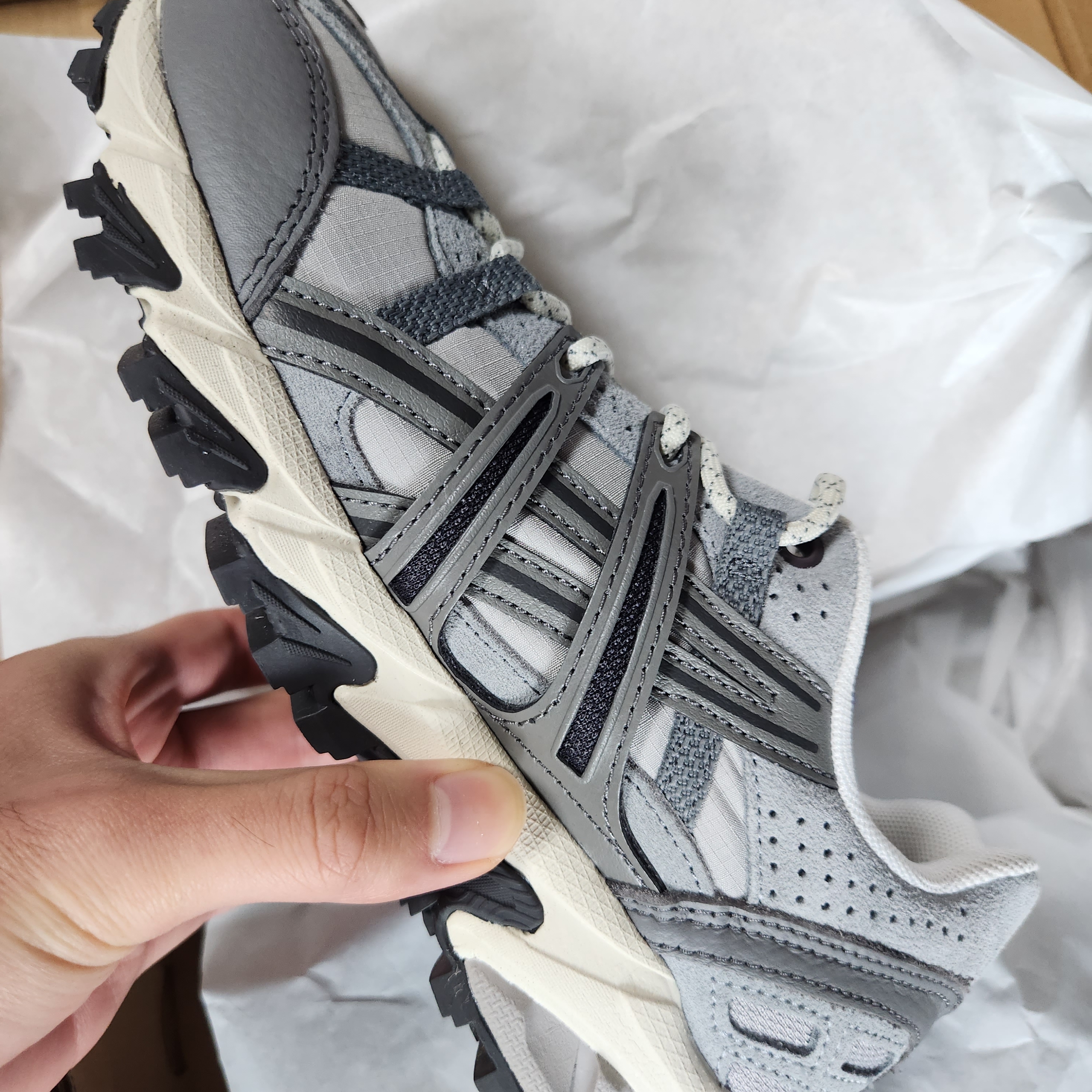 Asics Gel-Sonoma 15-50 Oyster Grey Clay Grey 착용 스타일
