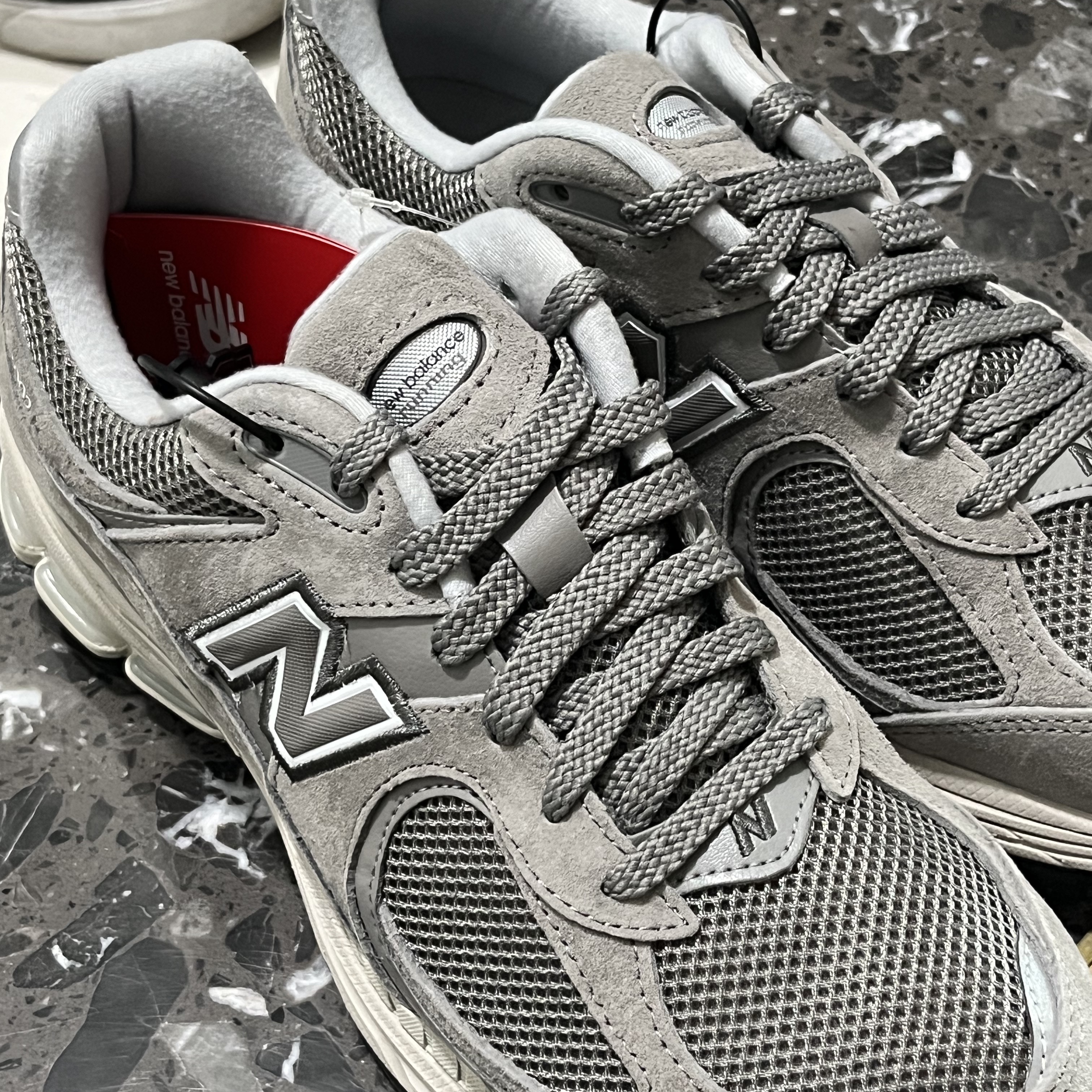 New Balance 2002R Grey 착용 스타일