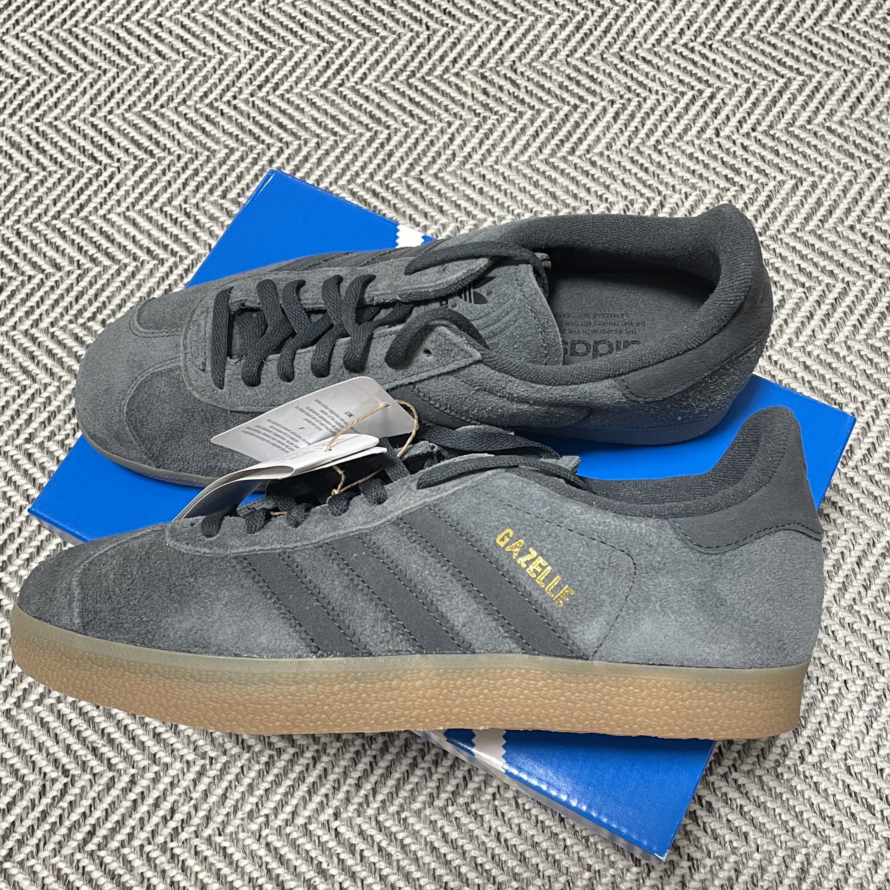 Adidas Gazelle Grey Six Gum 착용 스타일