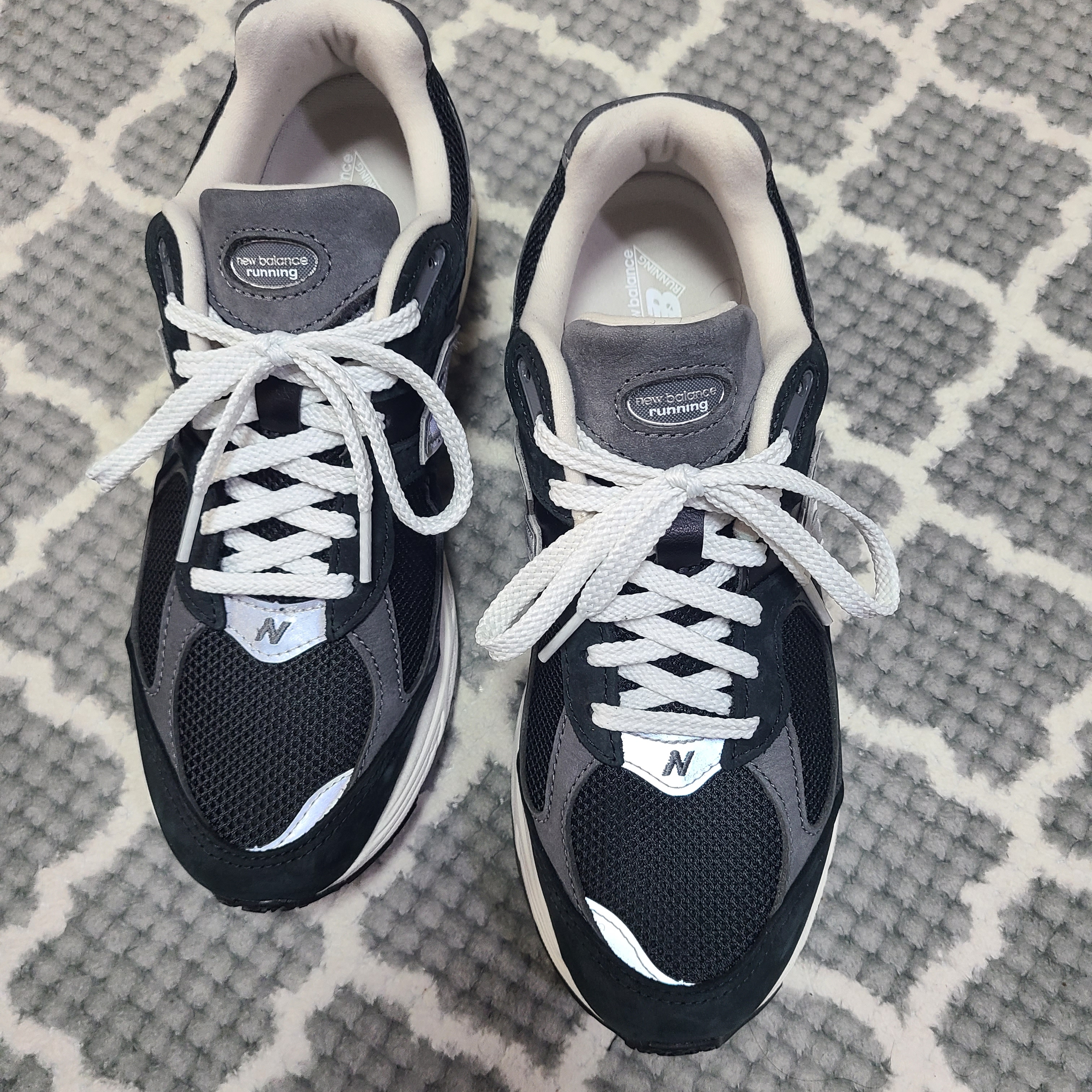 New Balance 2002R Premium Vintage Black 착용 스타일