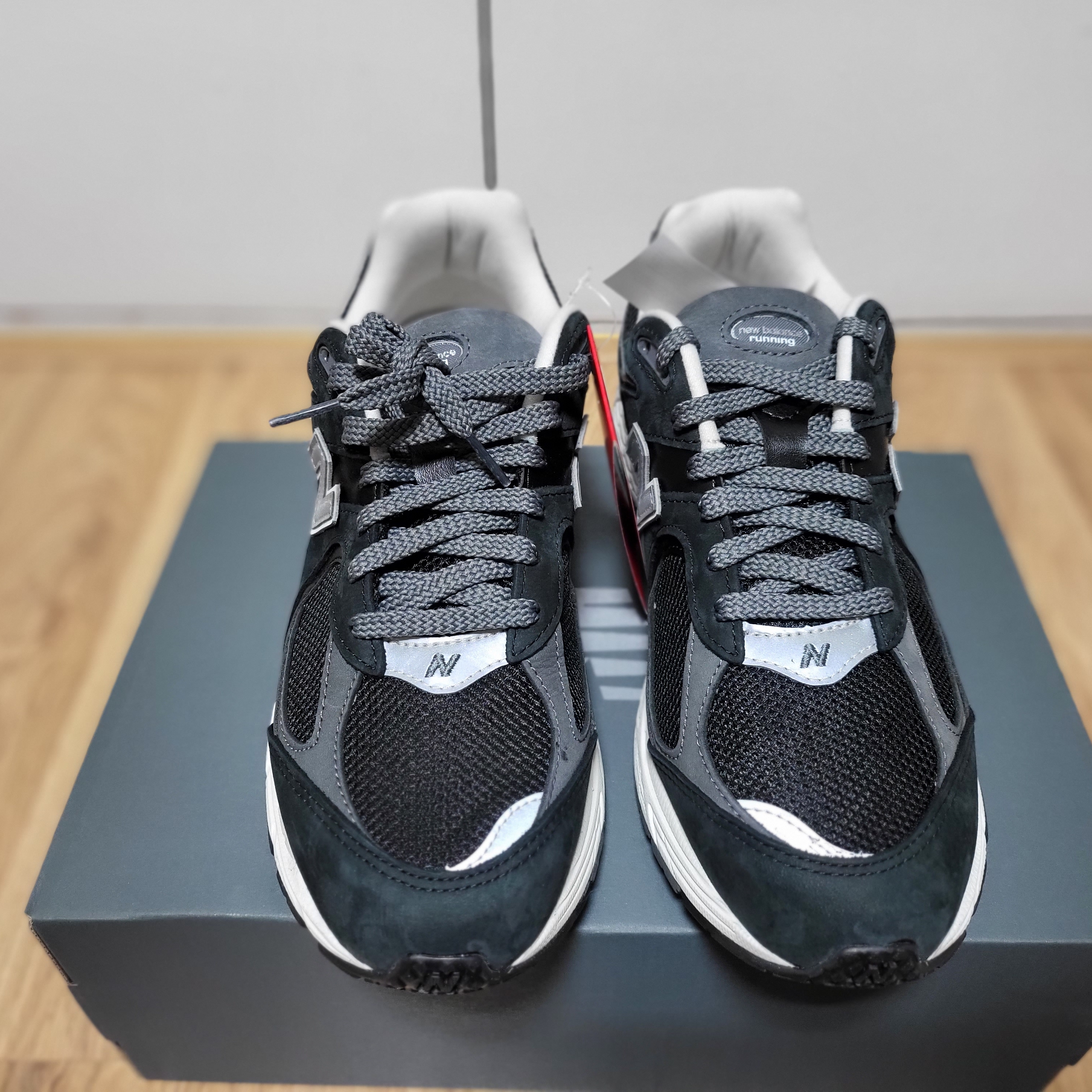 New Balance 2002R Premium Vintage Black 착용 스타일 - 2