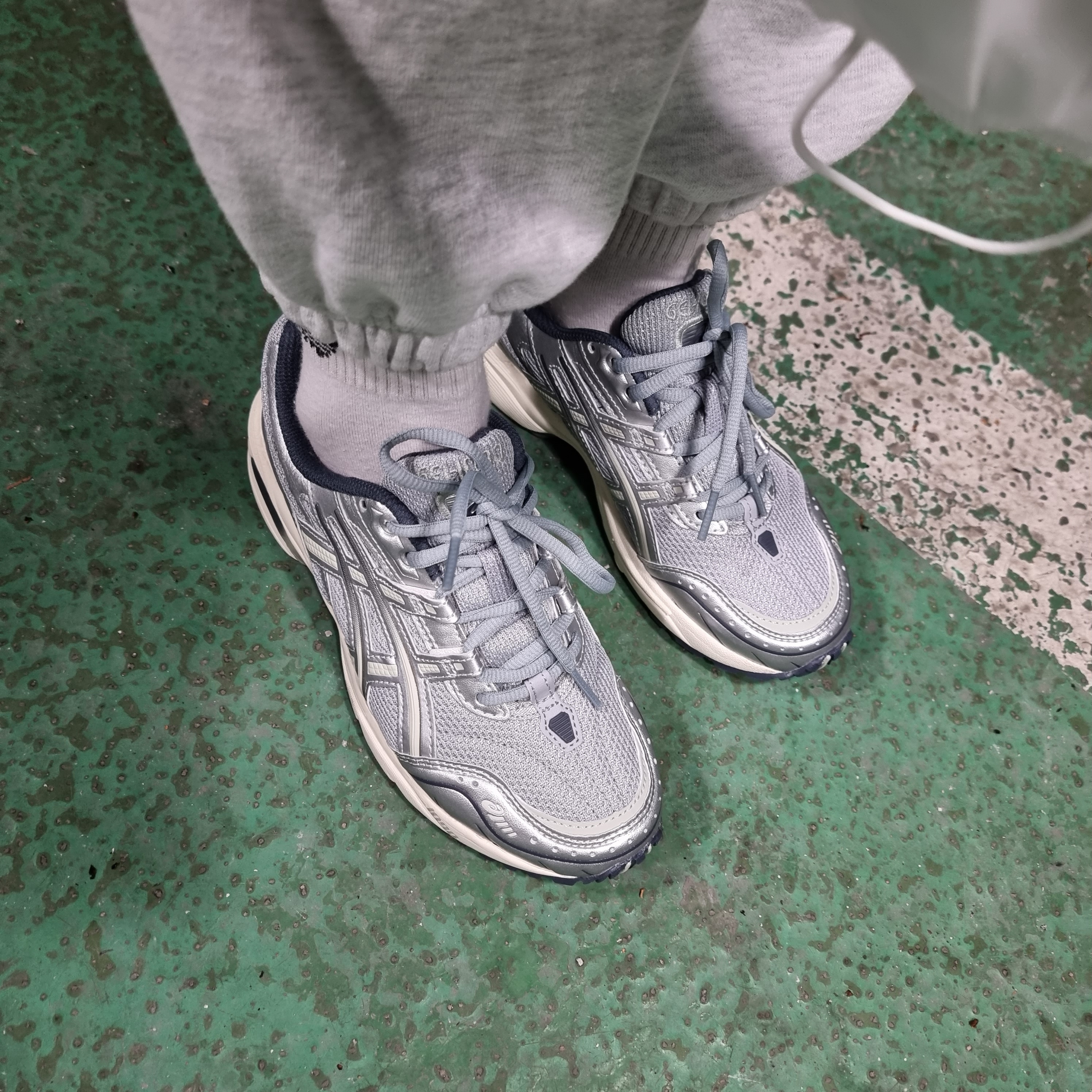 Asics Gel-1090 Piedmont Grey 착용 스타일 - 1