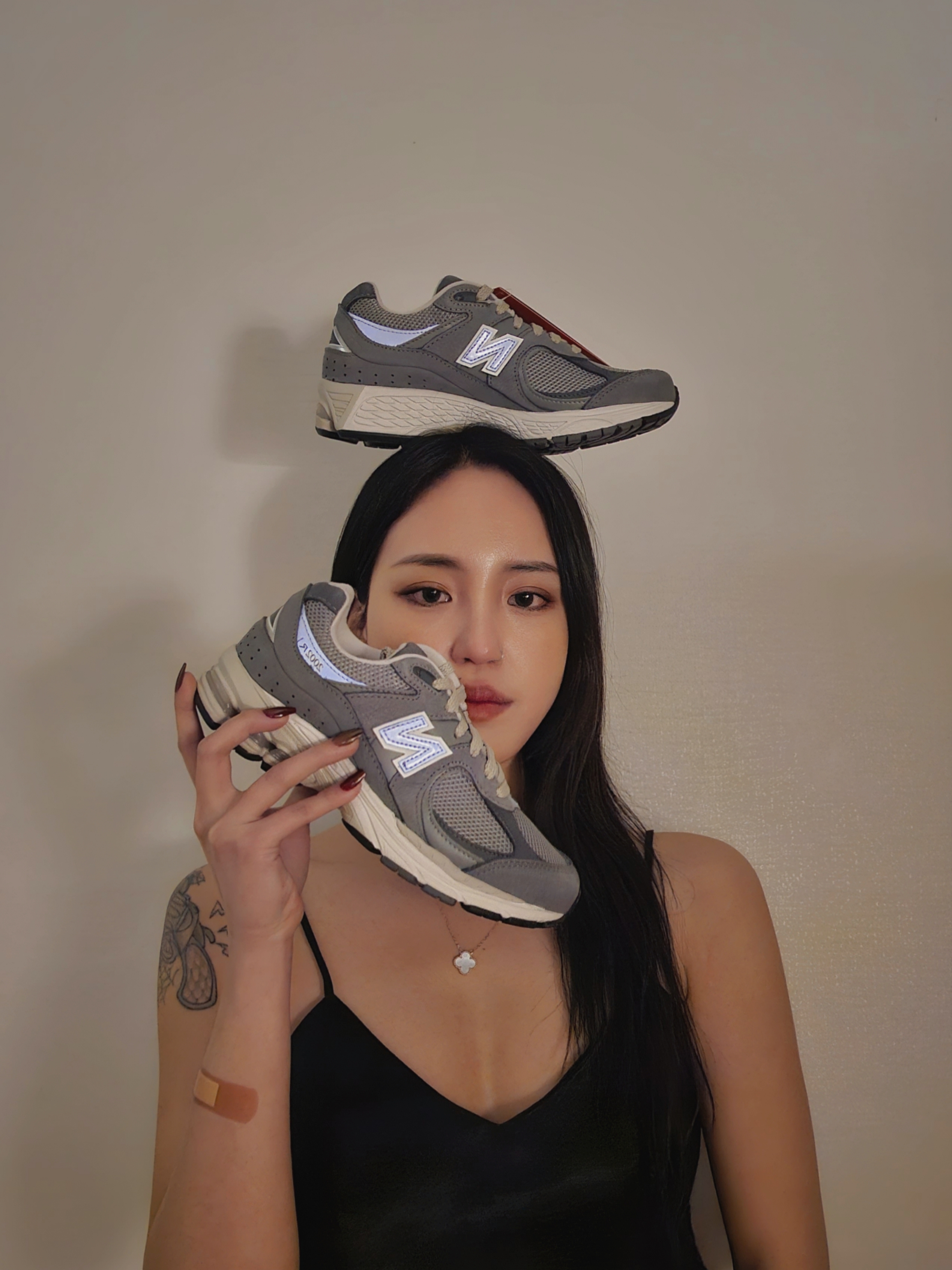 New Balance 2002R Grey 착용 스타일