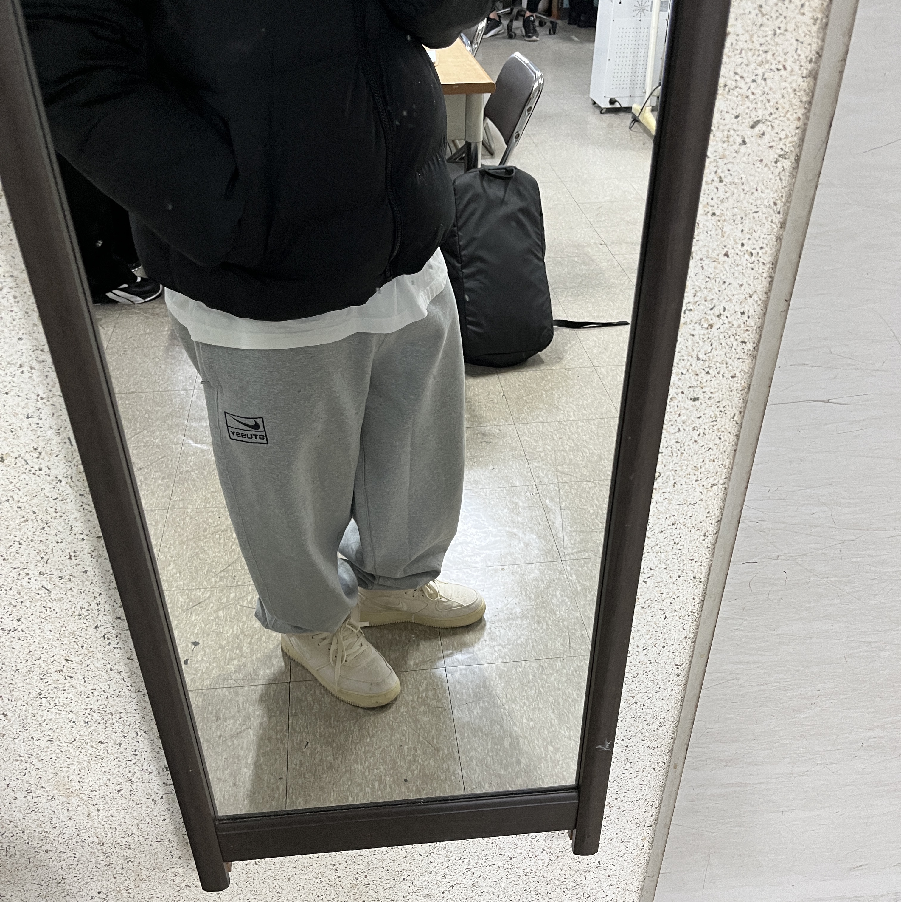 Nike x Stussy NRG Fleece Pants Dark Grey Heather (DO9340-063), Nike x Stussy Air Force 1 '07 Mid SP Fossil 착용 스타일