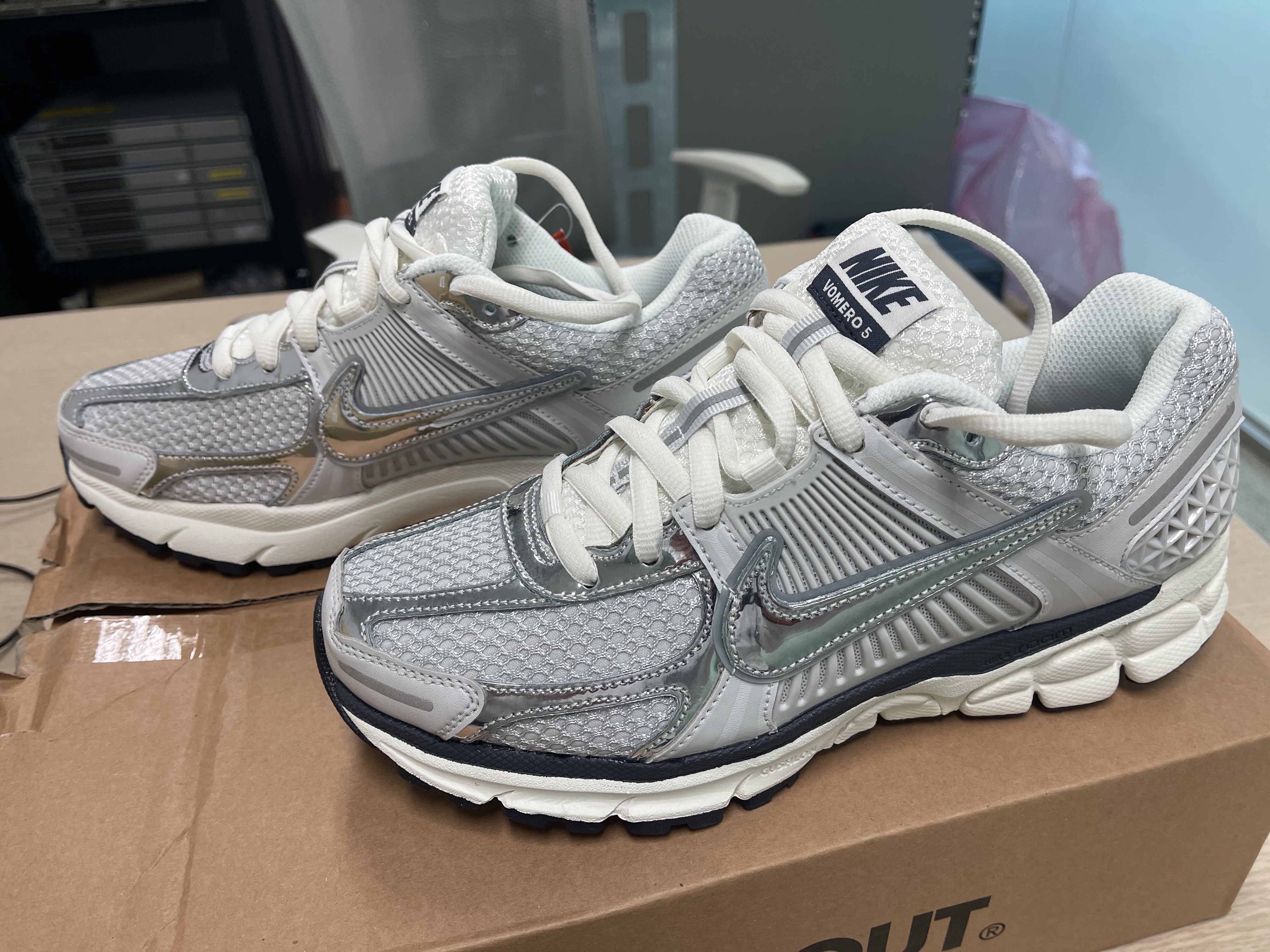 (W) Nike Zoom Vomero 5 Photon Dust and Metallic Silver 착용 스타일 - 1