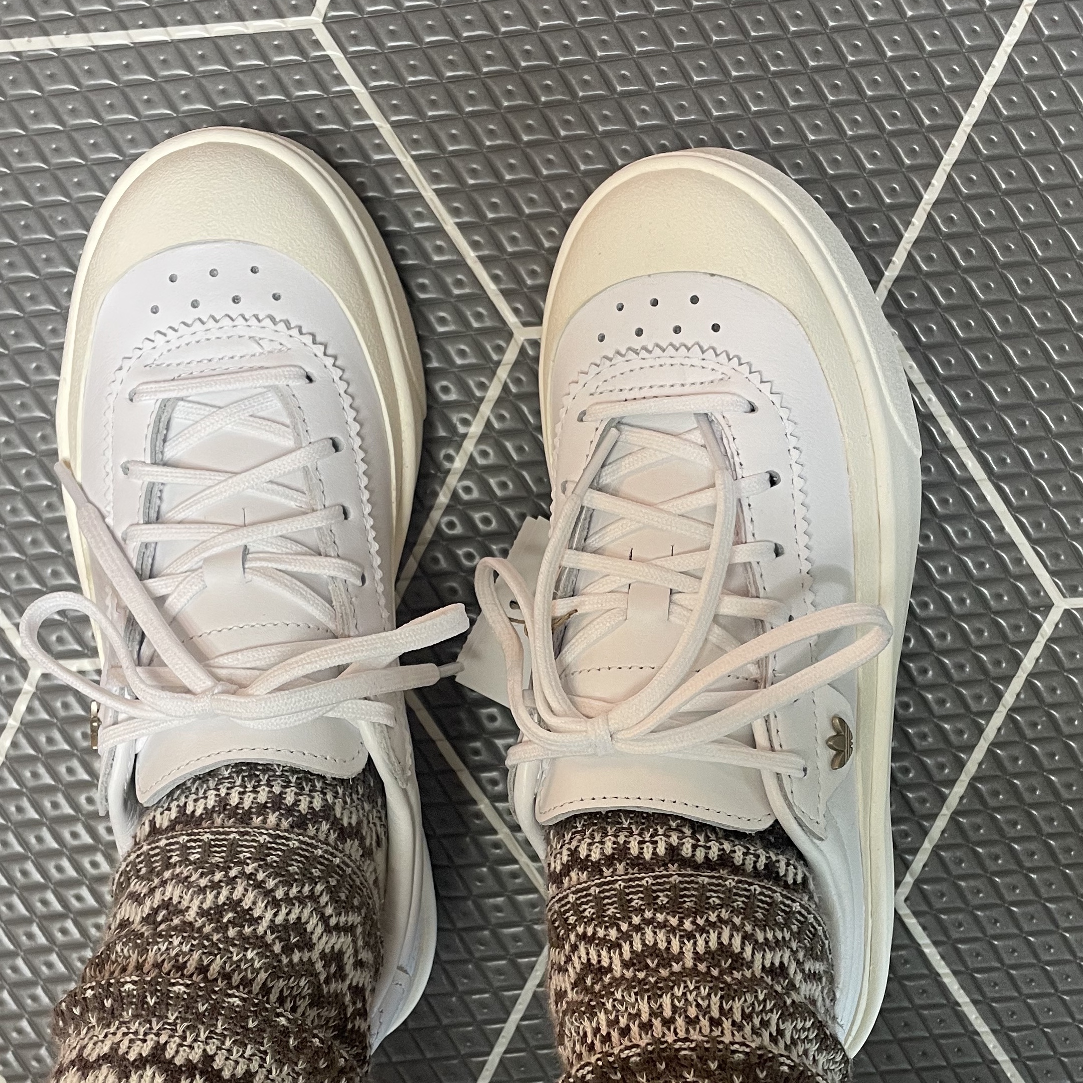 Adidas Nucombe Triple White 착용 스타일 - 3