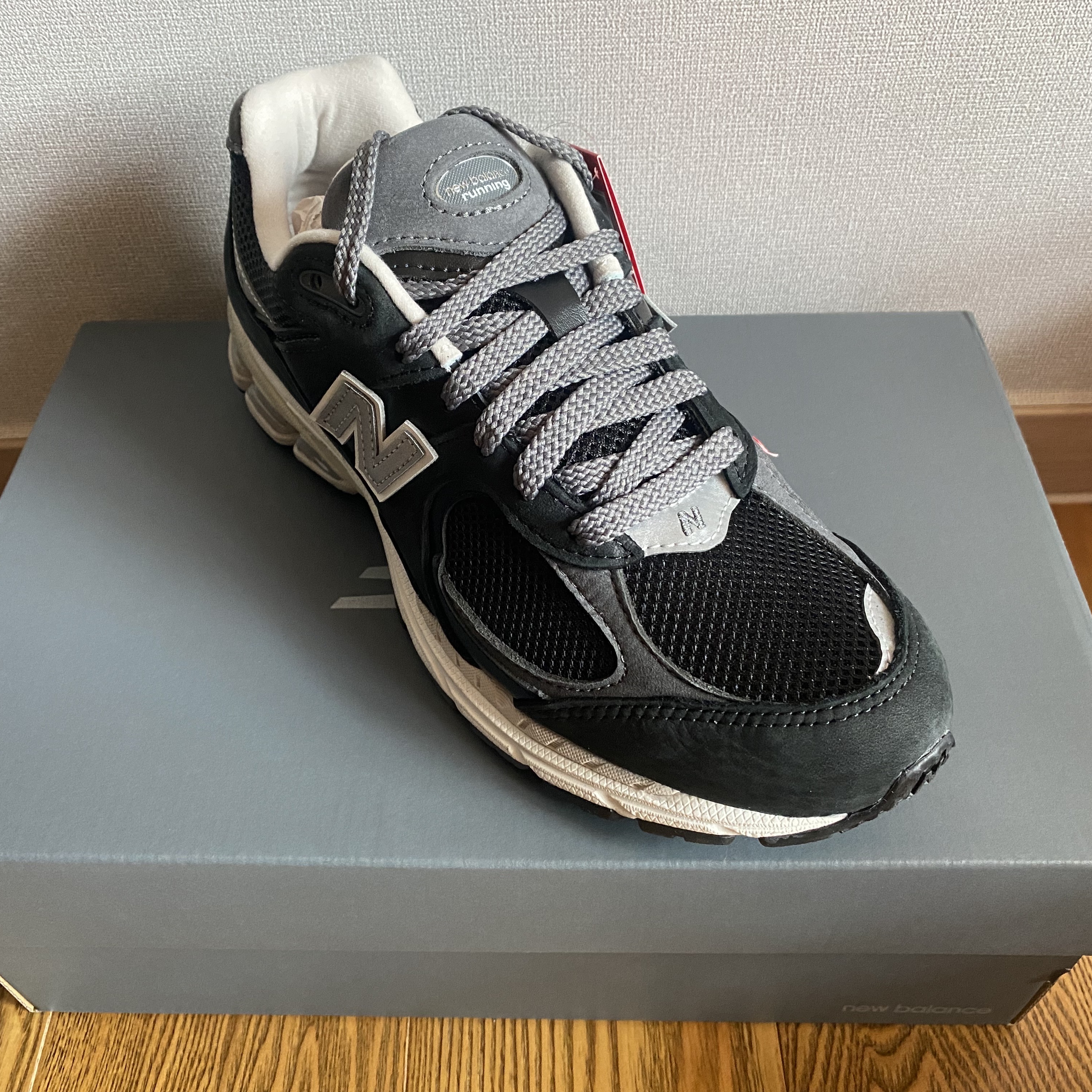 New Balance 2002R Premium Vintage Black 착용 스타일 - 4