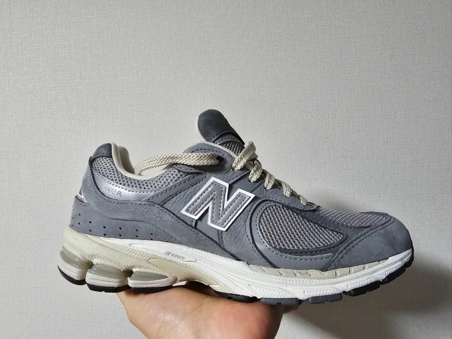 New Balance 2002R Premium Vintage Grey 착용 스타일 - 1