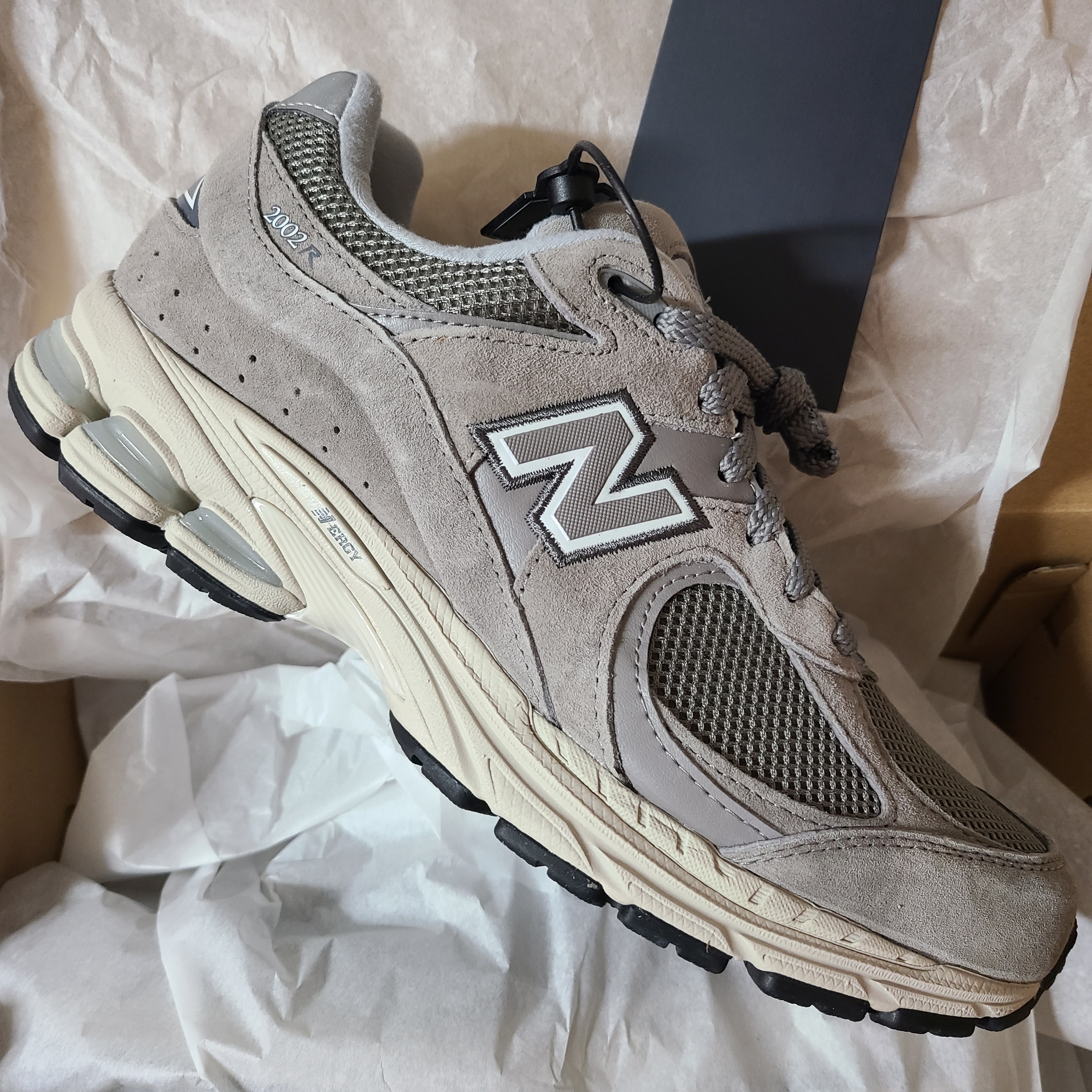 New Balance 2002R Grey 착용 스타일 - 2