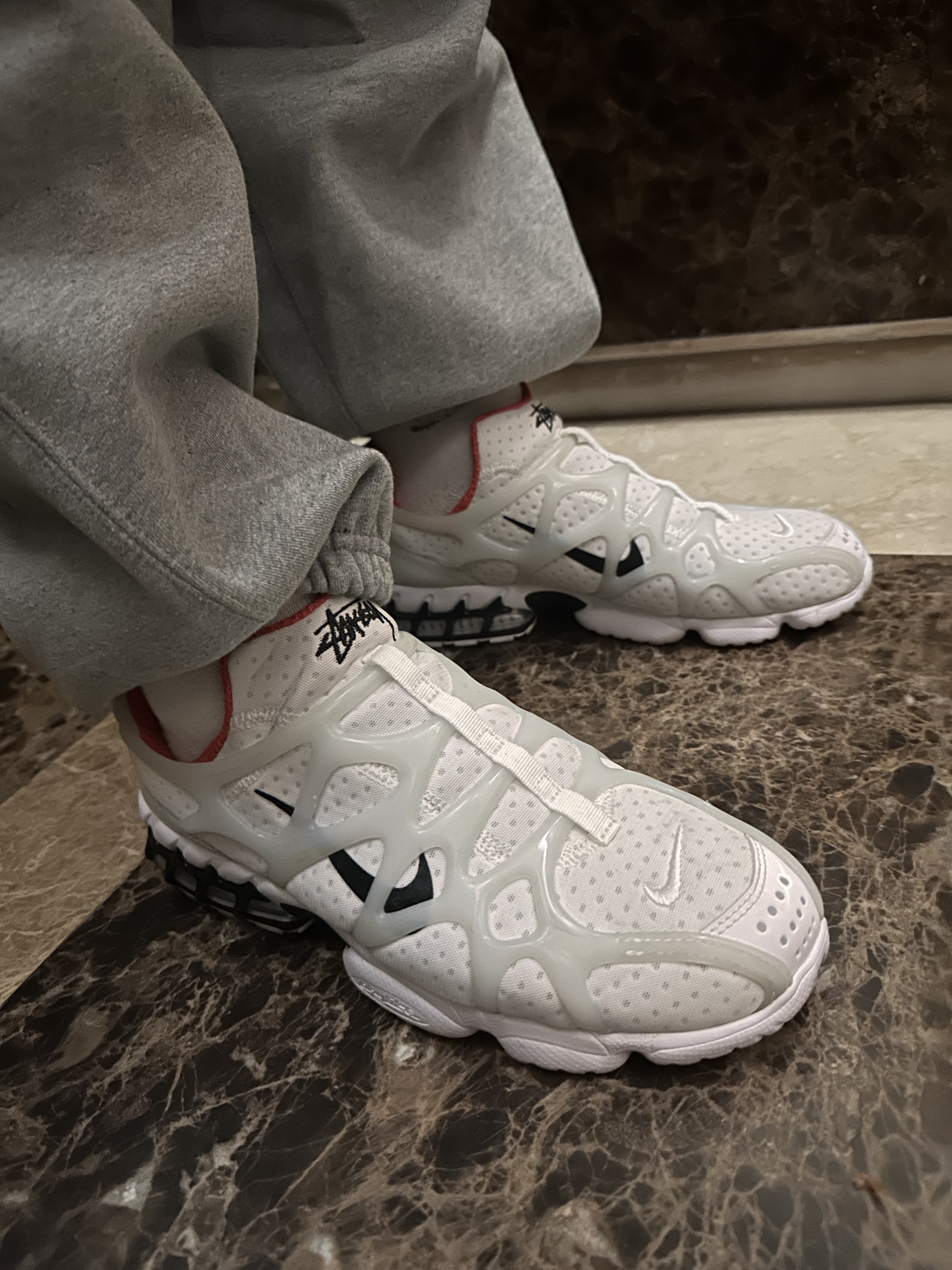 Nike x Stussy Air Zoom Spiridon Kukini White, Nike x Stussy NRG Fleece Crewneck Dark Grey Heather (DO9337-063) 착용 스타일 - 3