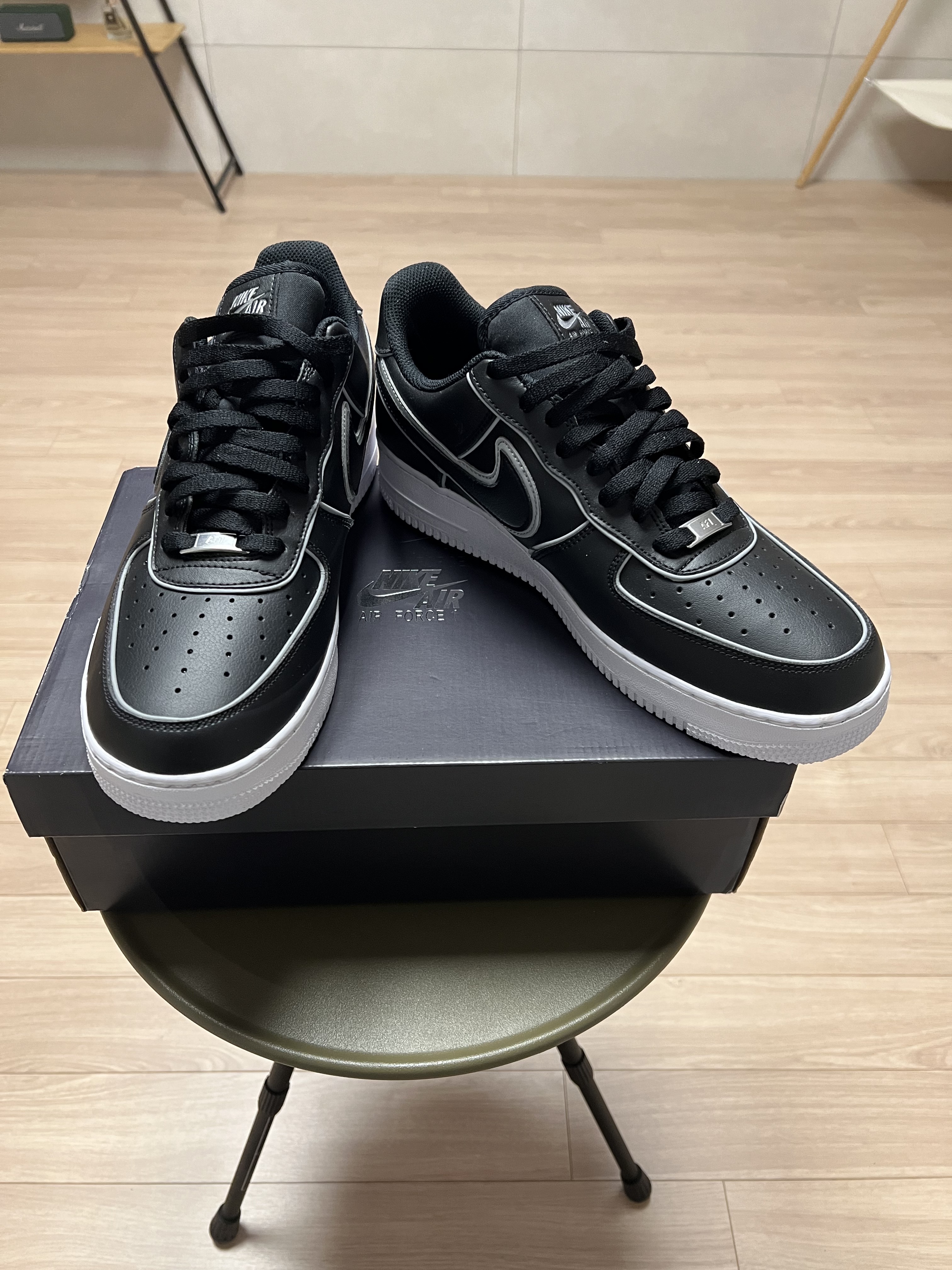 Nike Air Force 1 '07 LV8 Black White 착용 스타일