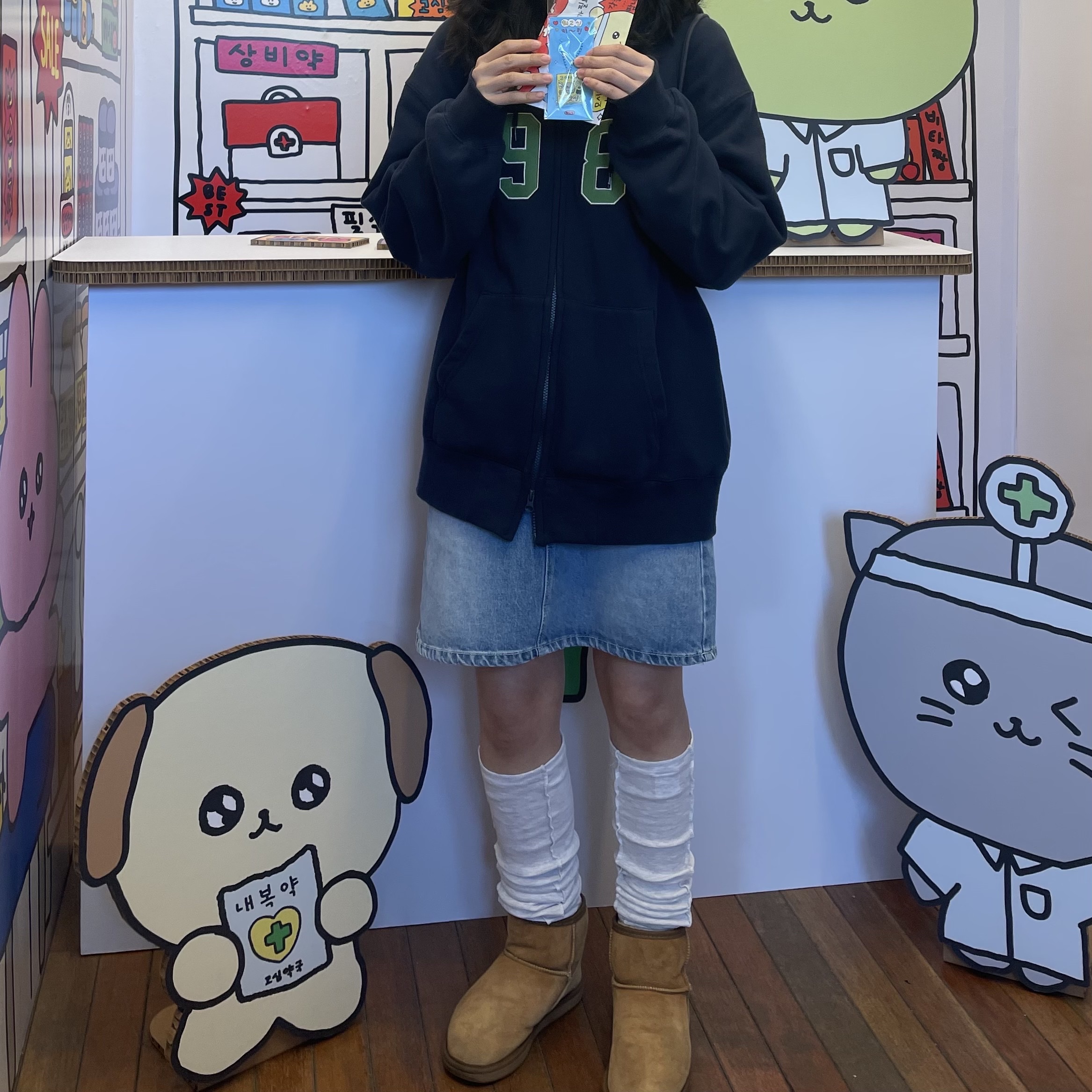 (W) UGG Classic Mini II Boots Chestnut, IAB Studio Pigment Sack Black 착용 스타일 - 1