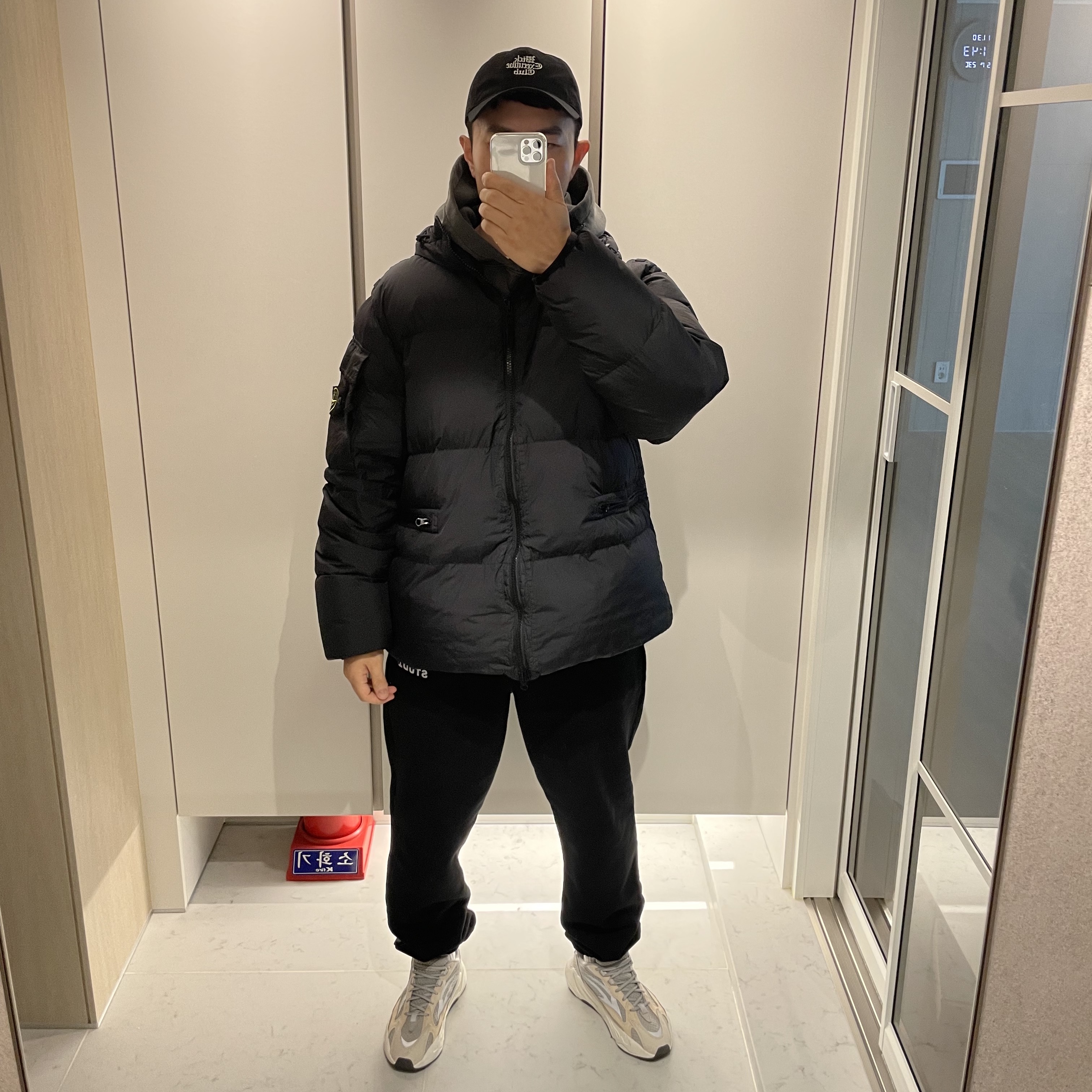 Stone Island 40223 Garment Dyed Crinkle Reps Down Jacket Black - 22FW, IAB Studio Sweatpants Black White - 22SS 착용 스타일