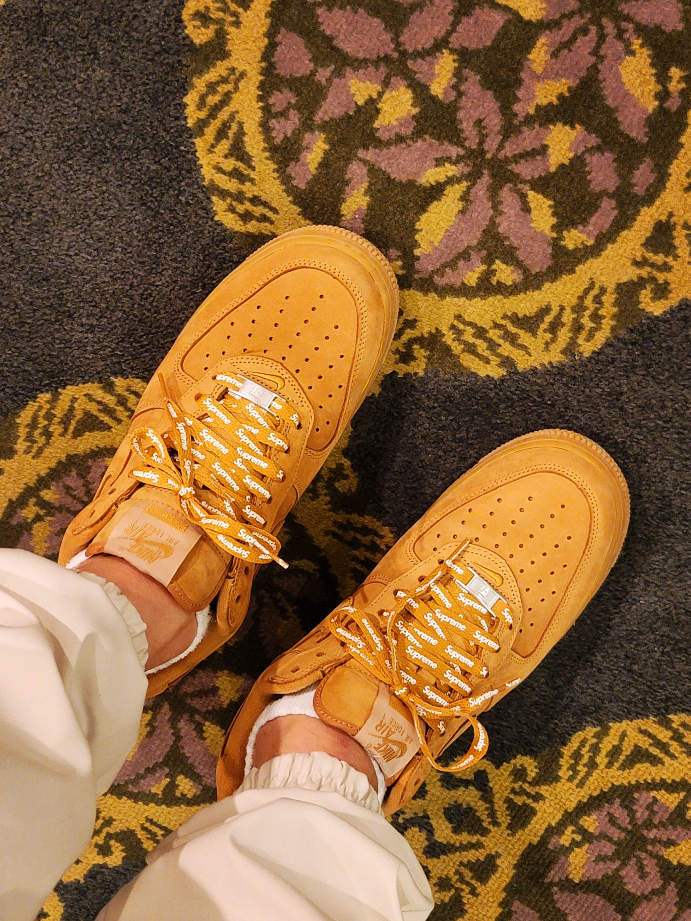 Nike x Supreme Air Force 1 Low Flax, Rimowa x Dior Personal Clutch Aluminium Gray 착용 스타일 - 2