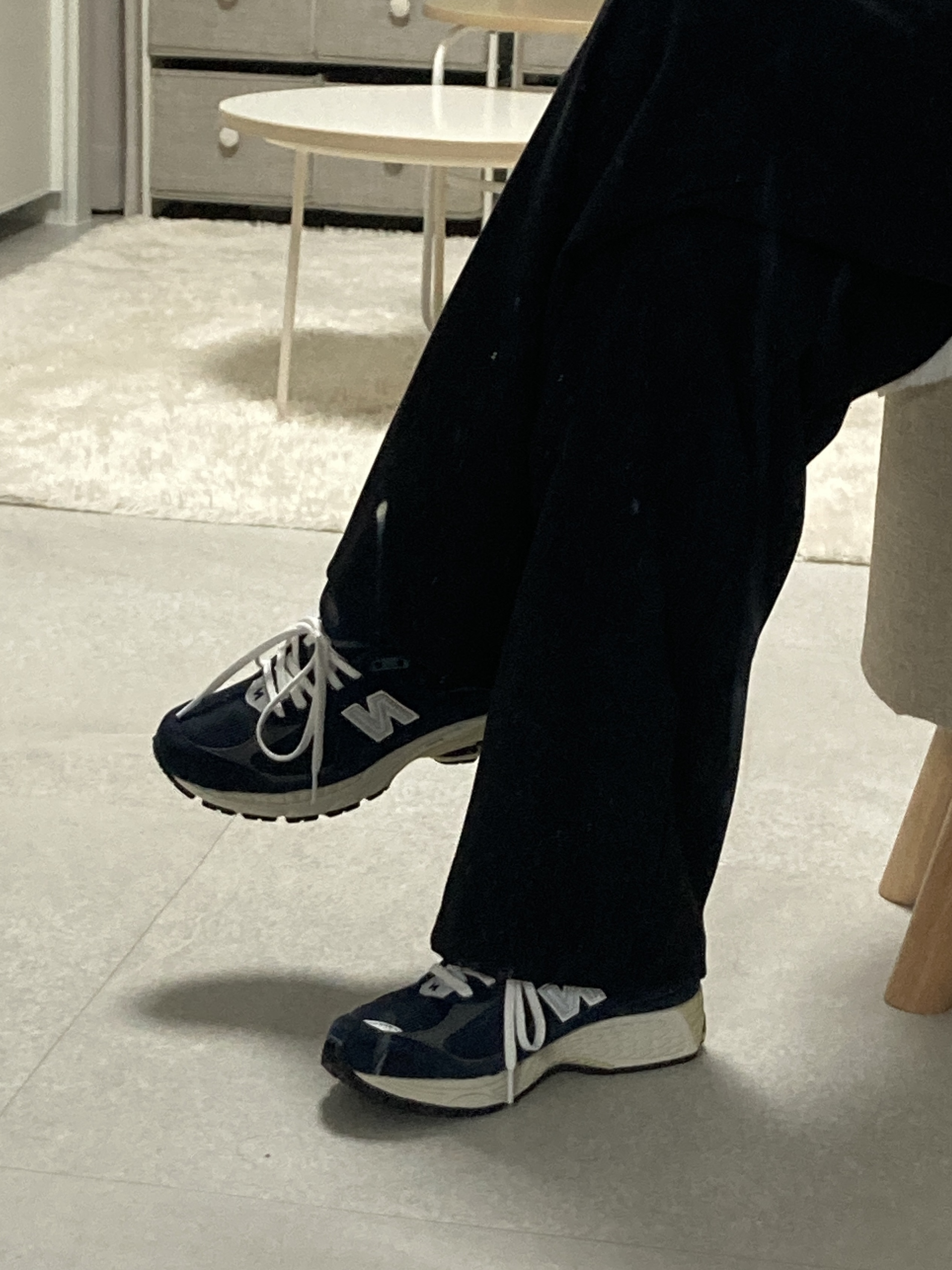 New Balance 2002R Eclipse Castlerock 착용 스타일