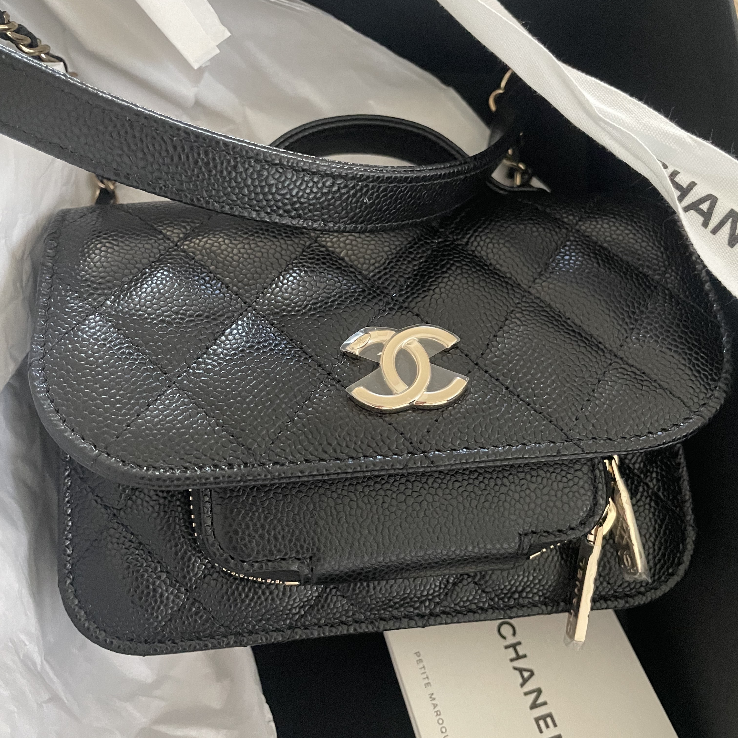 Chanel Clutch with Chain Grained Calfskin & Gold Black 착용 스타일