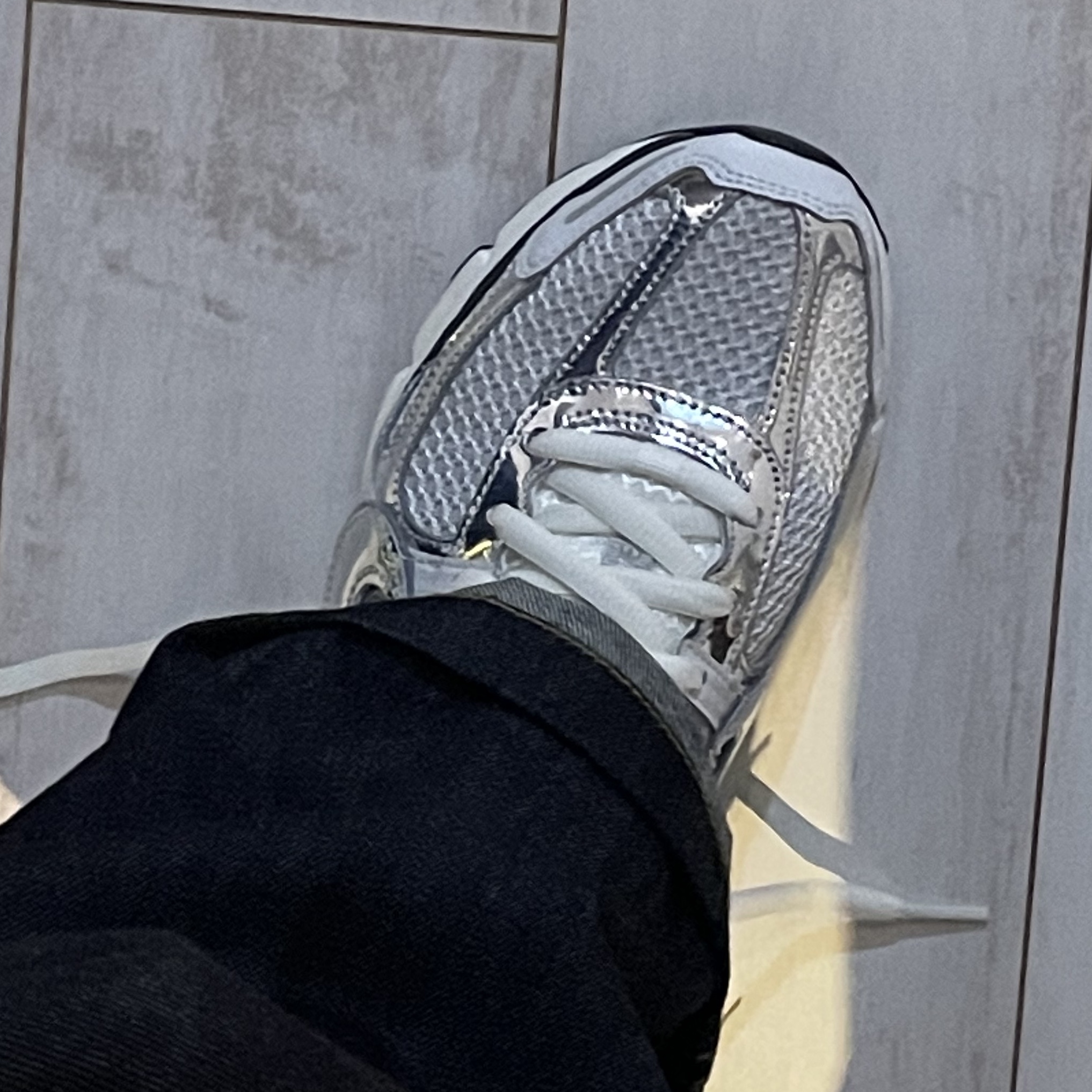 (W) Nike Zoom Vomero 5 Photon Dust and Metallic Silver 착용 스타일 - 3