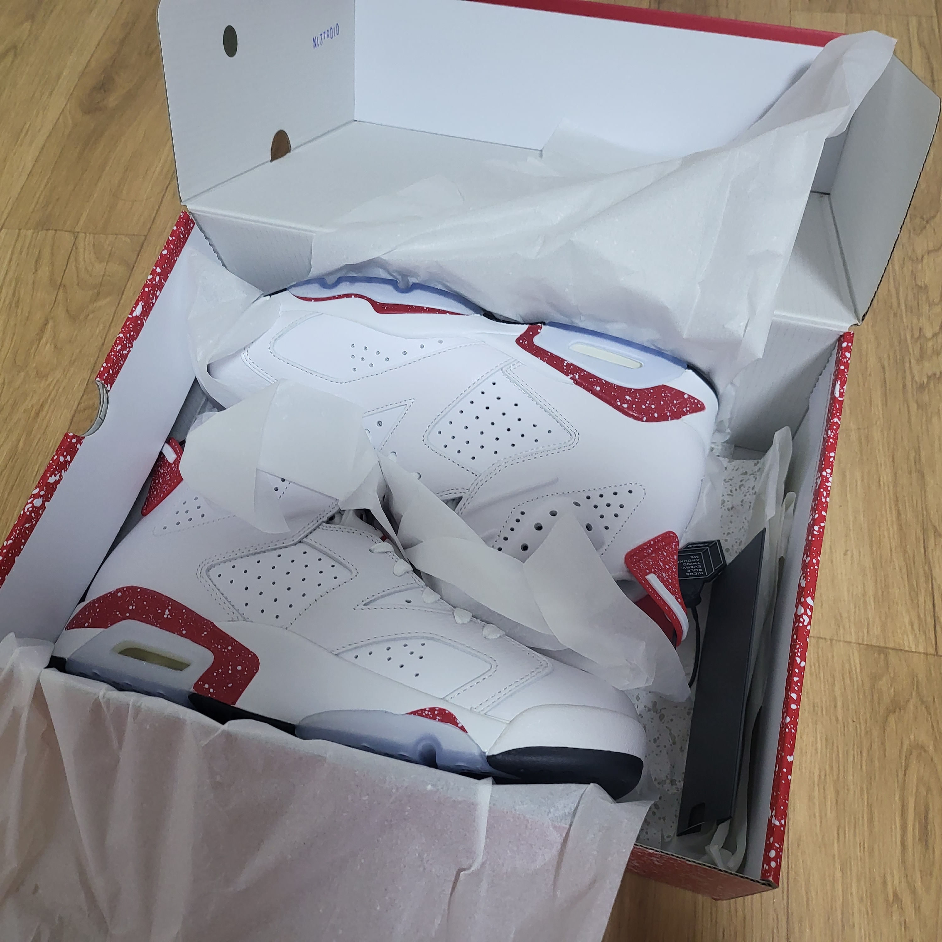 Jordan 6 Retro White and University Red 착용 스타일 - 2