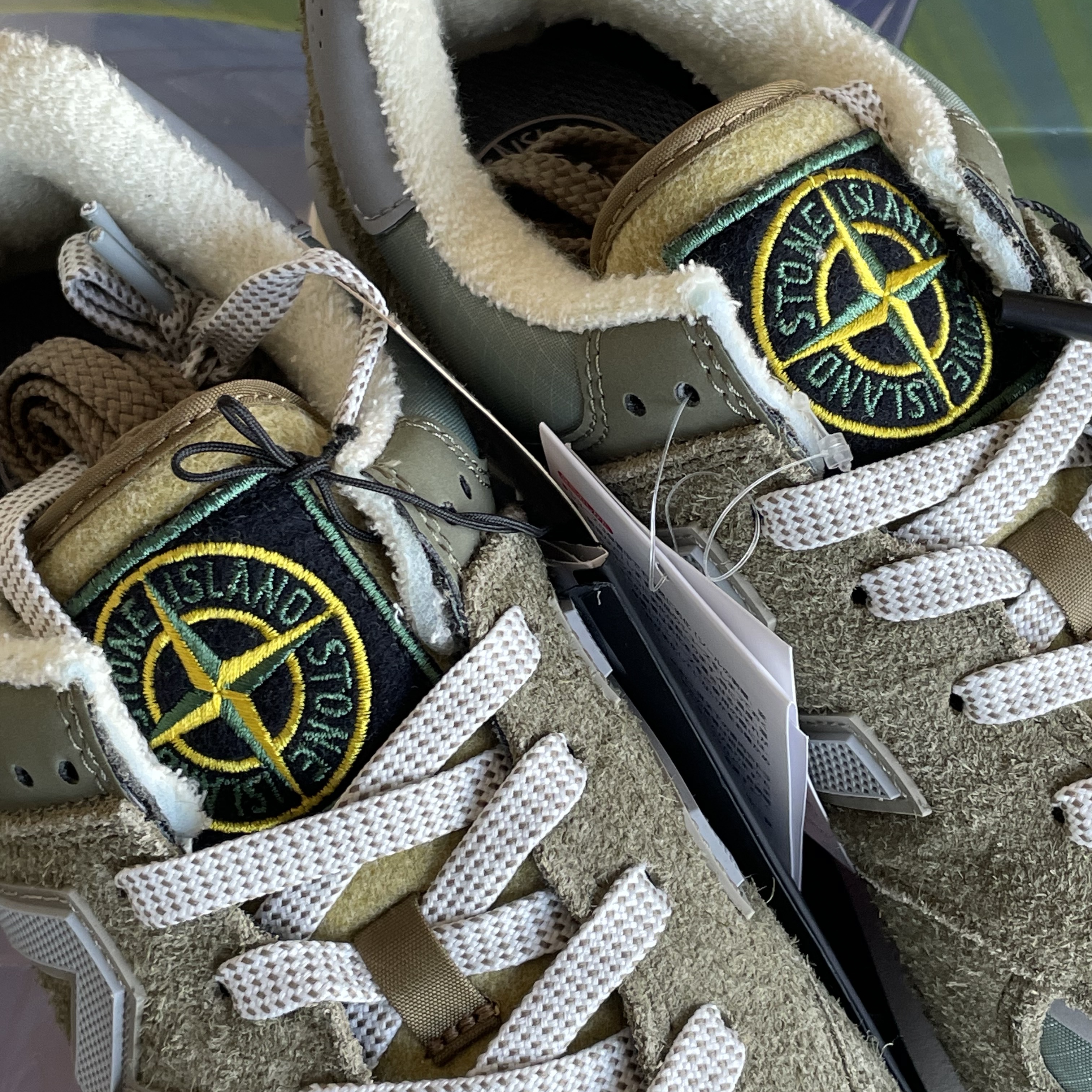 New Balance x Stone Island 574 Legacy Green 착용 스타일 - 3