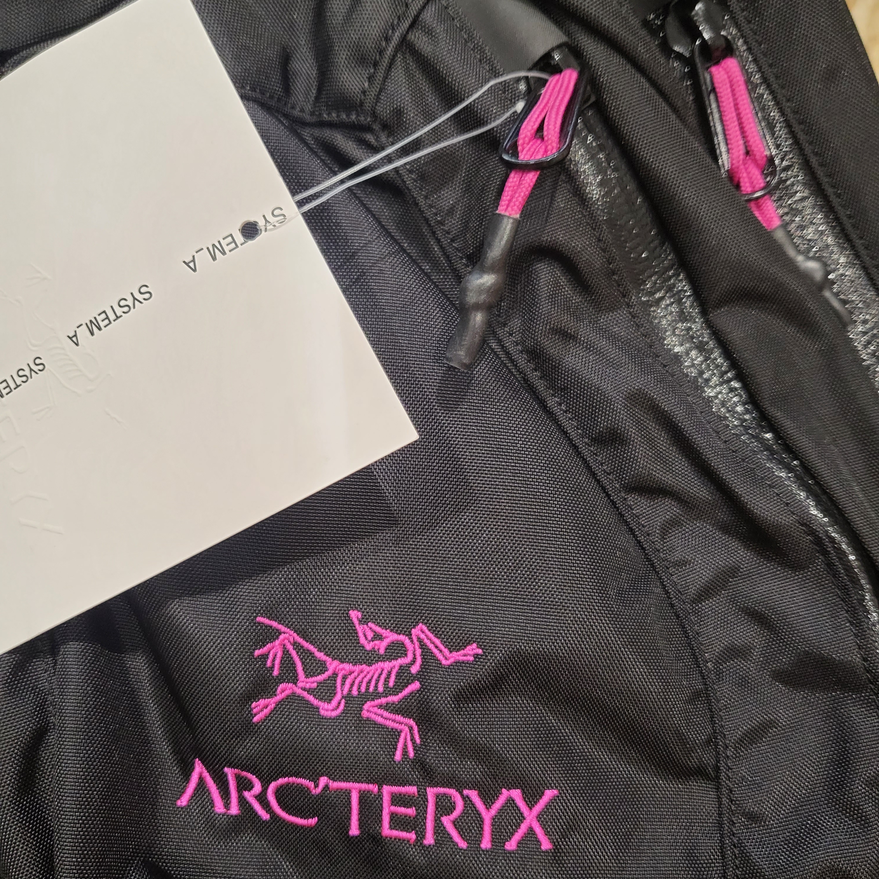 Arc'teryx System A Quiver Crossbody Pack Black Ultra Violet 착용 스타일 - 2