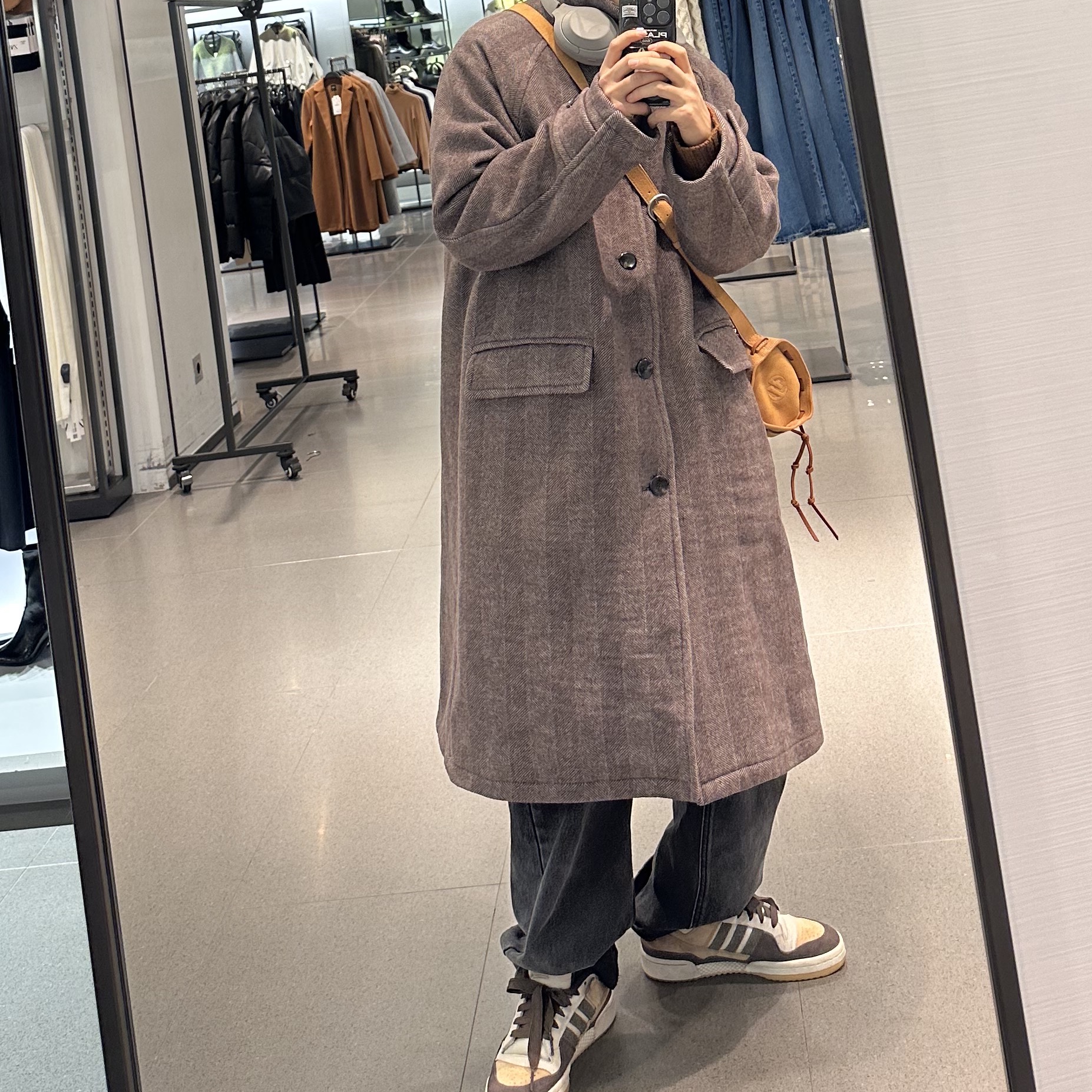 Ader Error x Zara Stitch Split Suede Crossbody Bag Ochre 착용 스타일 - 3