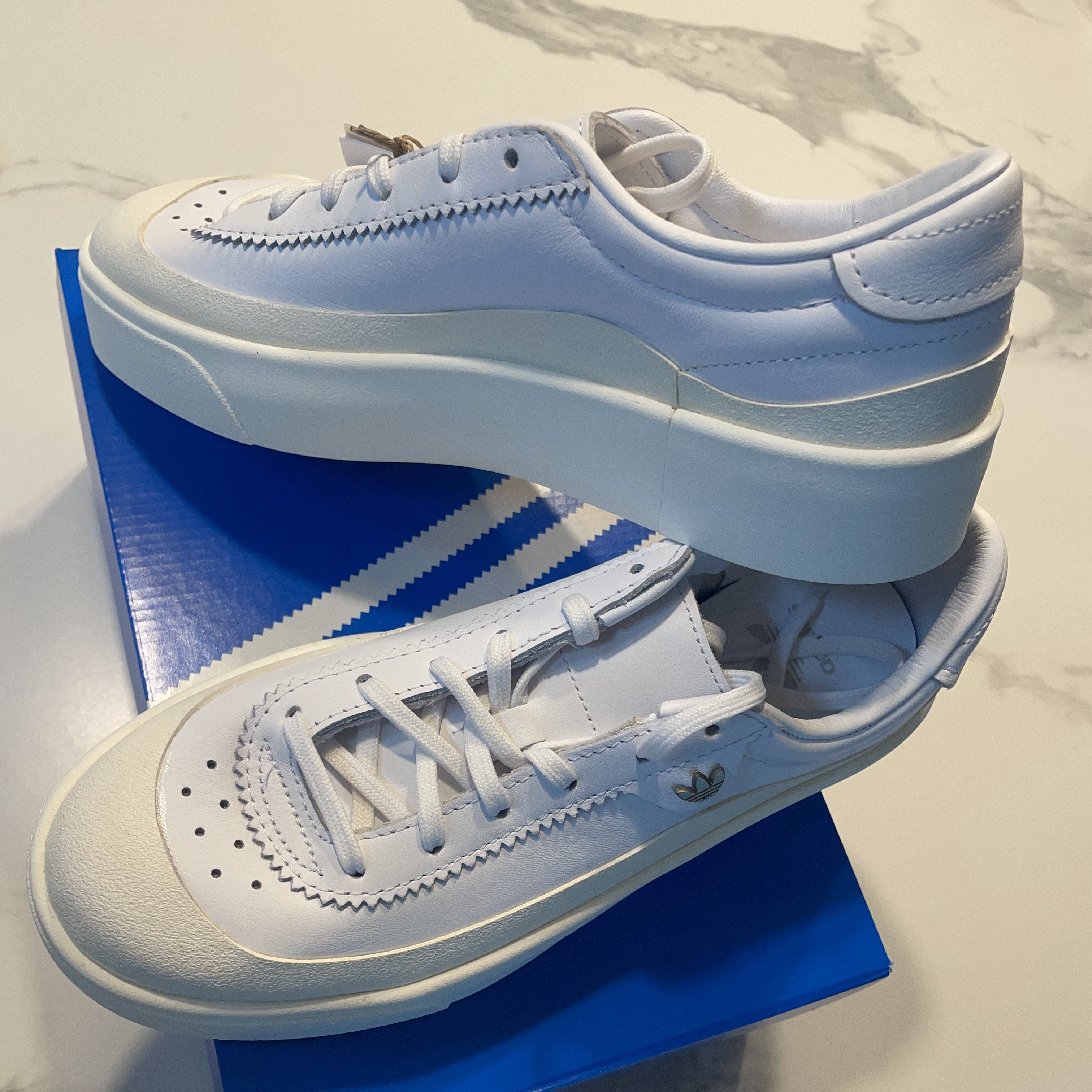 Adidas Nucombe Triple White 착용 스타일 - 1