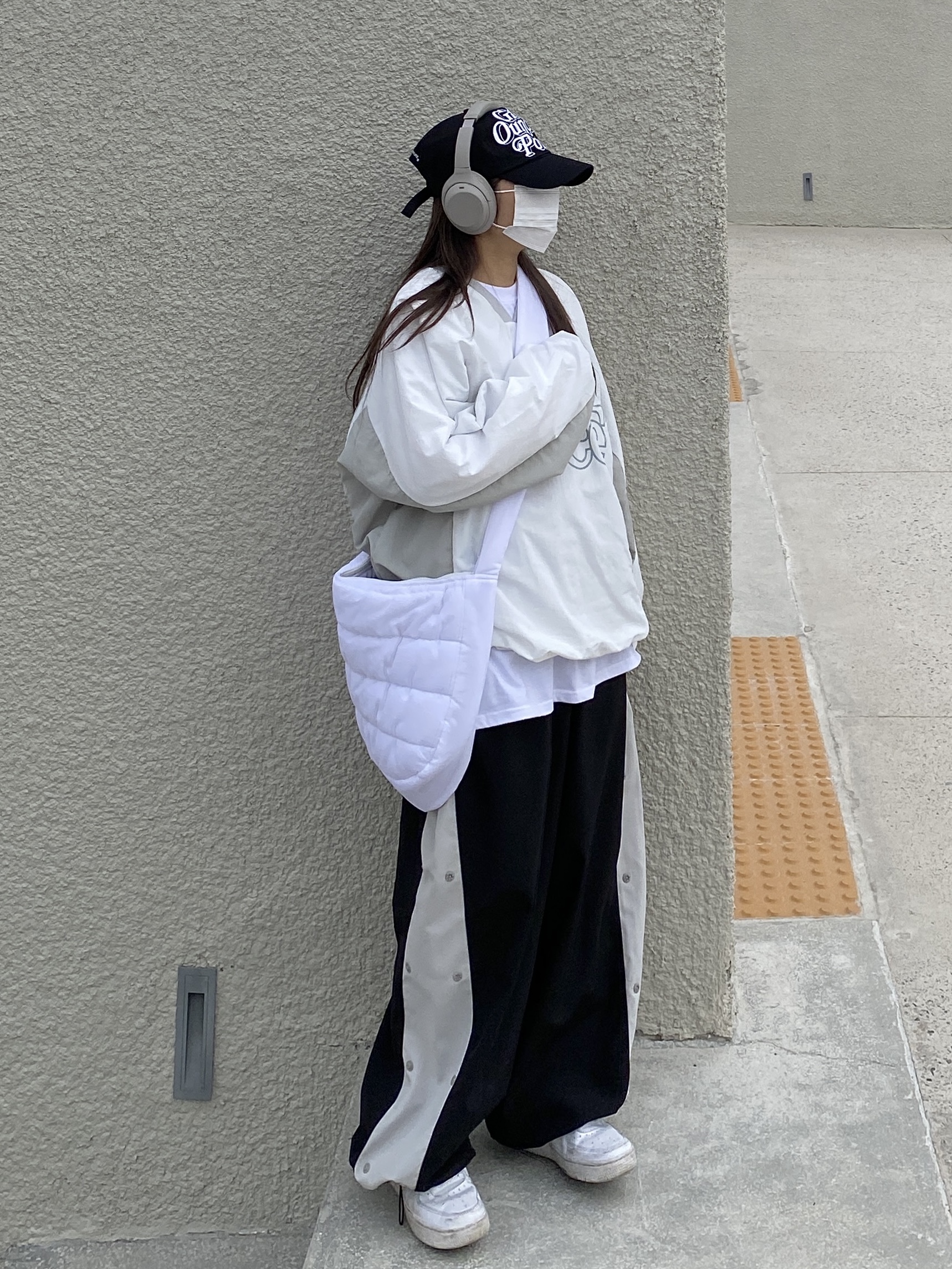 Sony WH-1000XM4 Platinum Silver (Korean Ver.), (W) Nike Air Force 1 '07 Low White 착용 스타일 - 2
