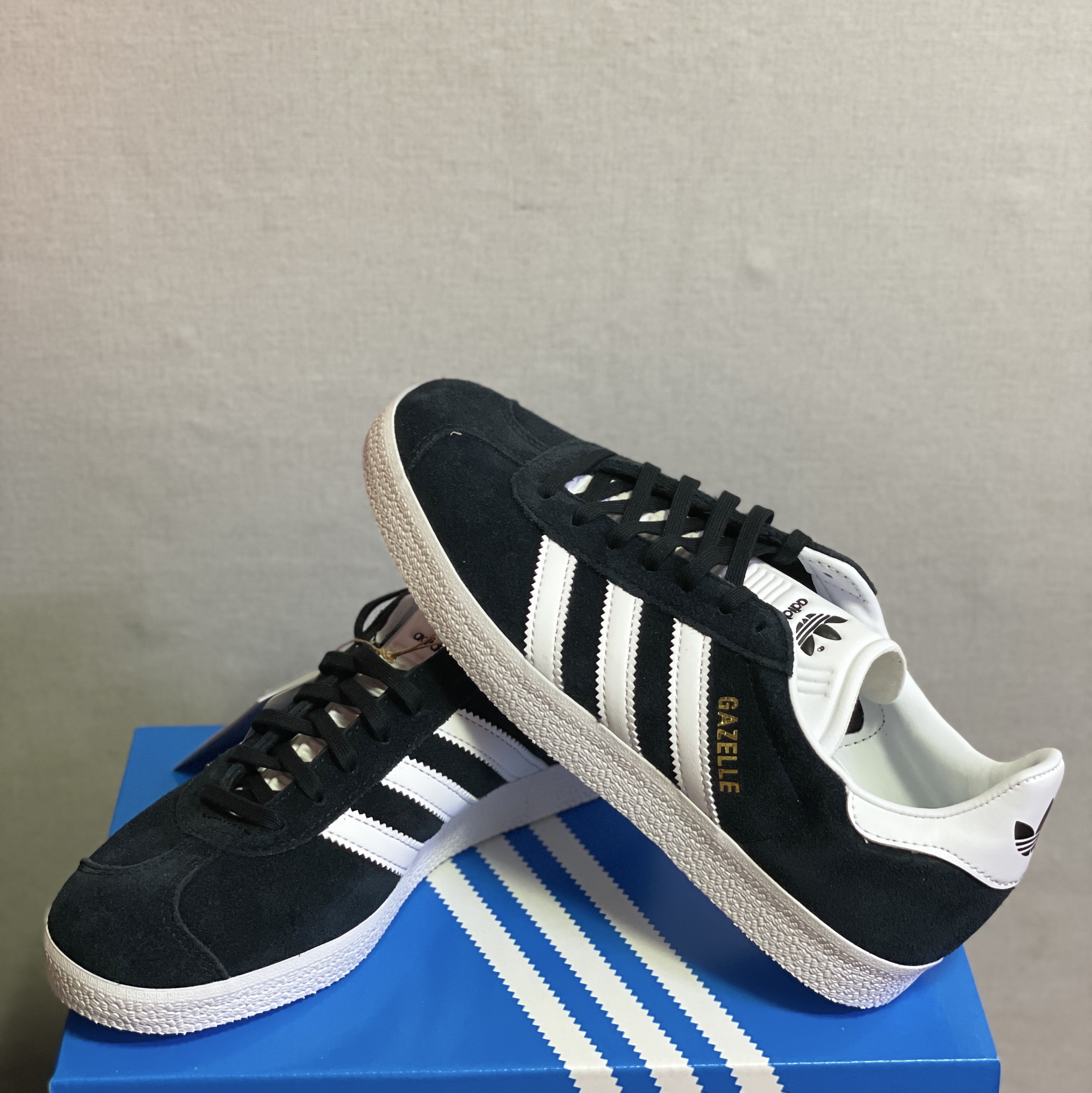 Adidas Gazelle Core Black White 착용 스타일 - 2