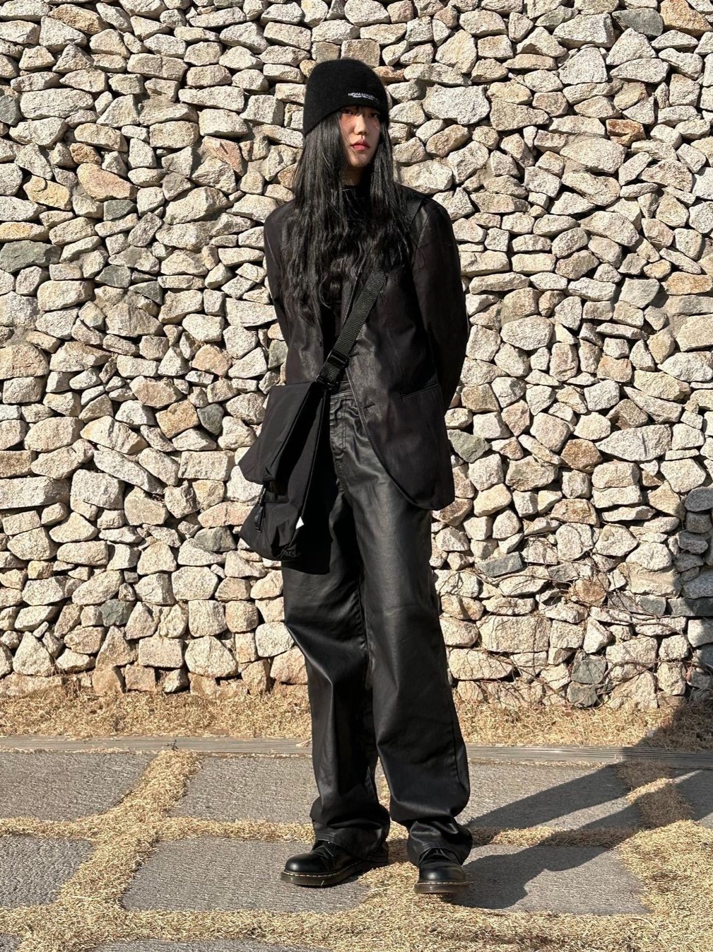 Found Pocket Dim Cross Bag Black 착용 스타일 - 1