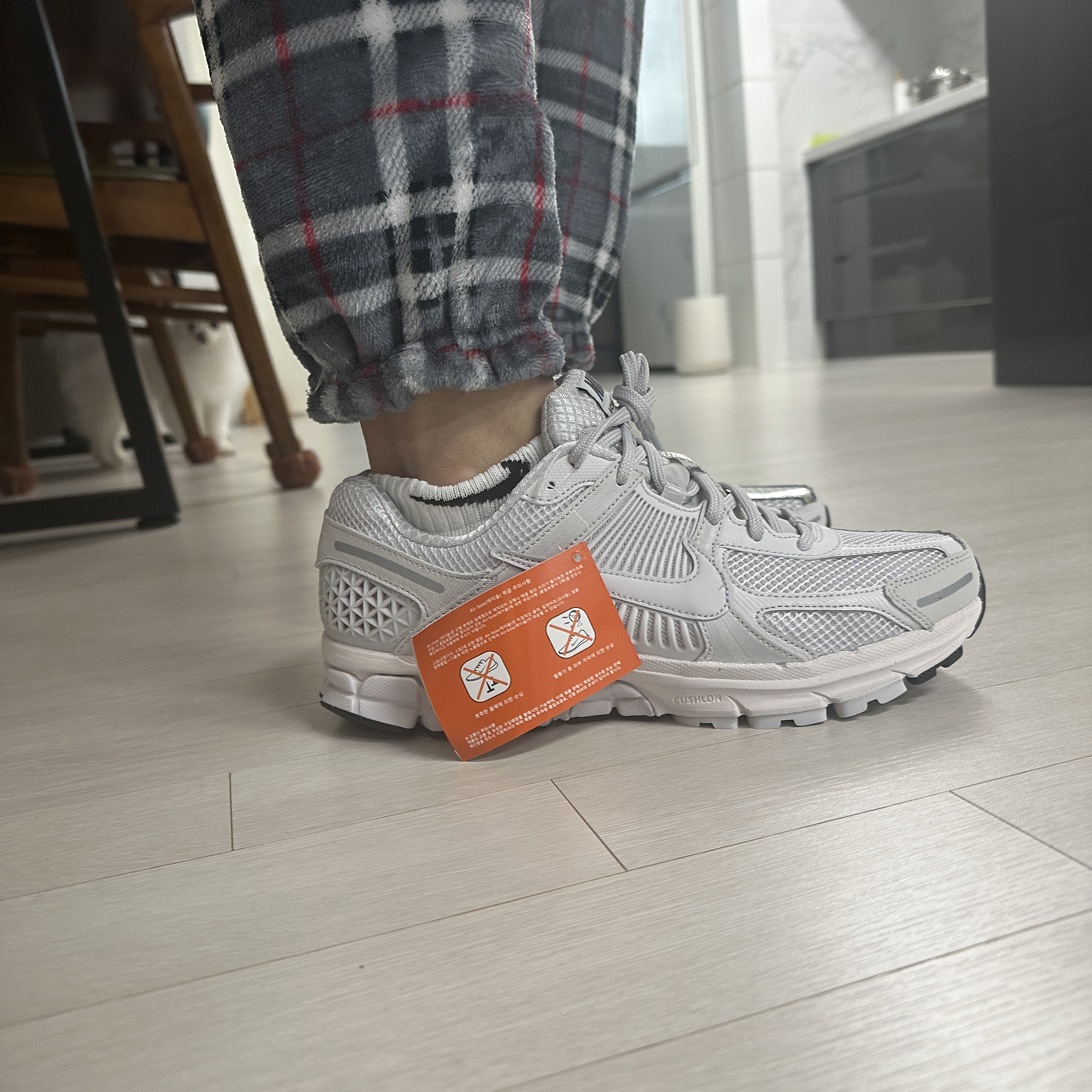 (W) Nike Zoom Vomero 5 Photon Dust and Metallic Silver, Nike Zoom Vomero 5 SP Vast Grey 2023 착용 스타일 - 3