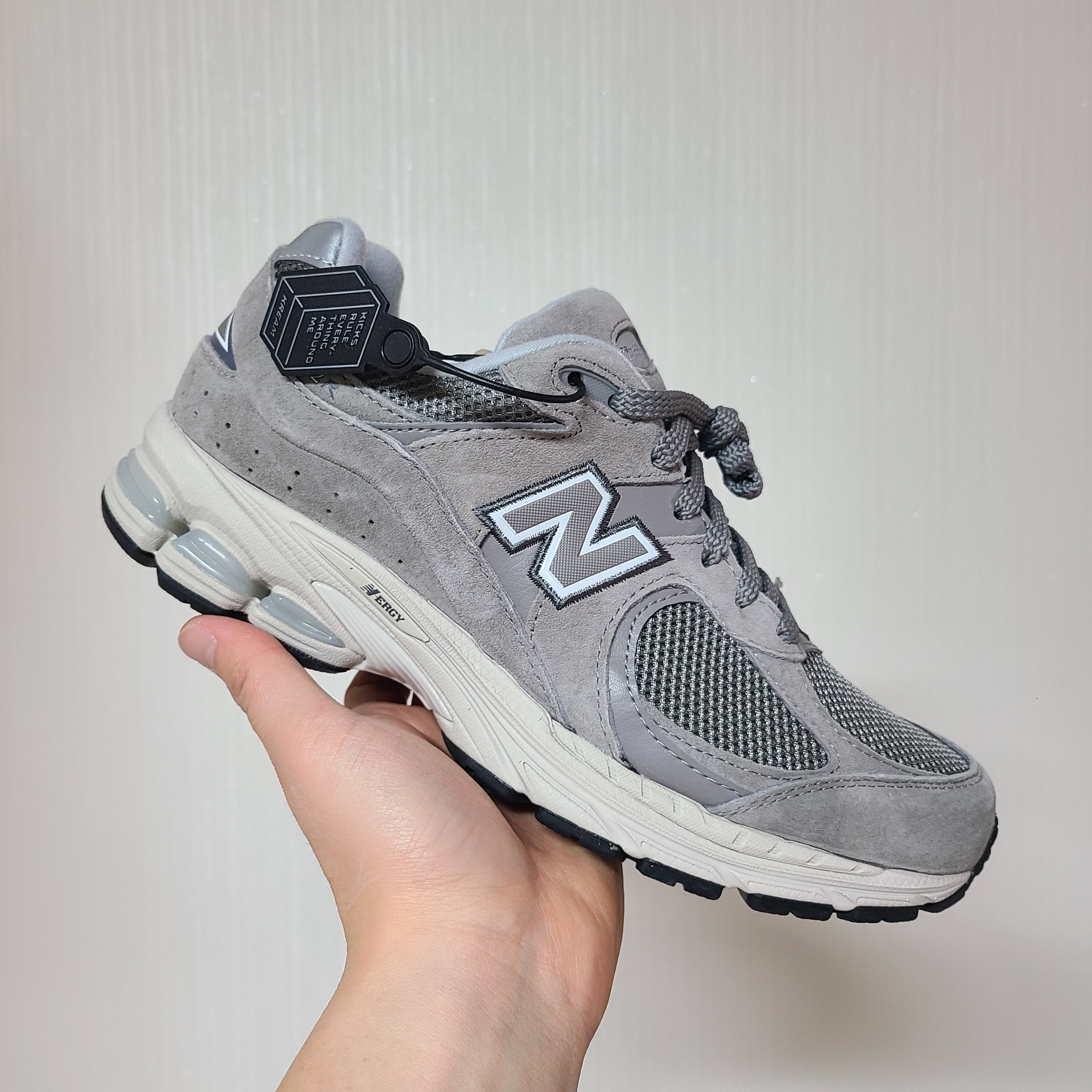 New Balance 2002R Grey 착용 스타일 - 1
