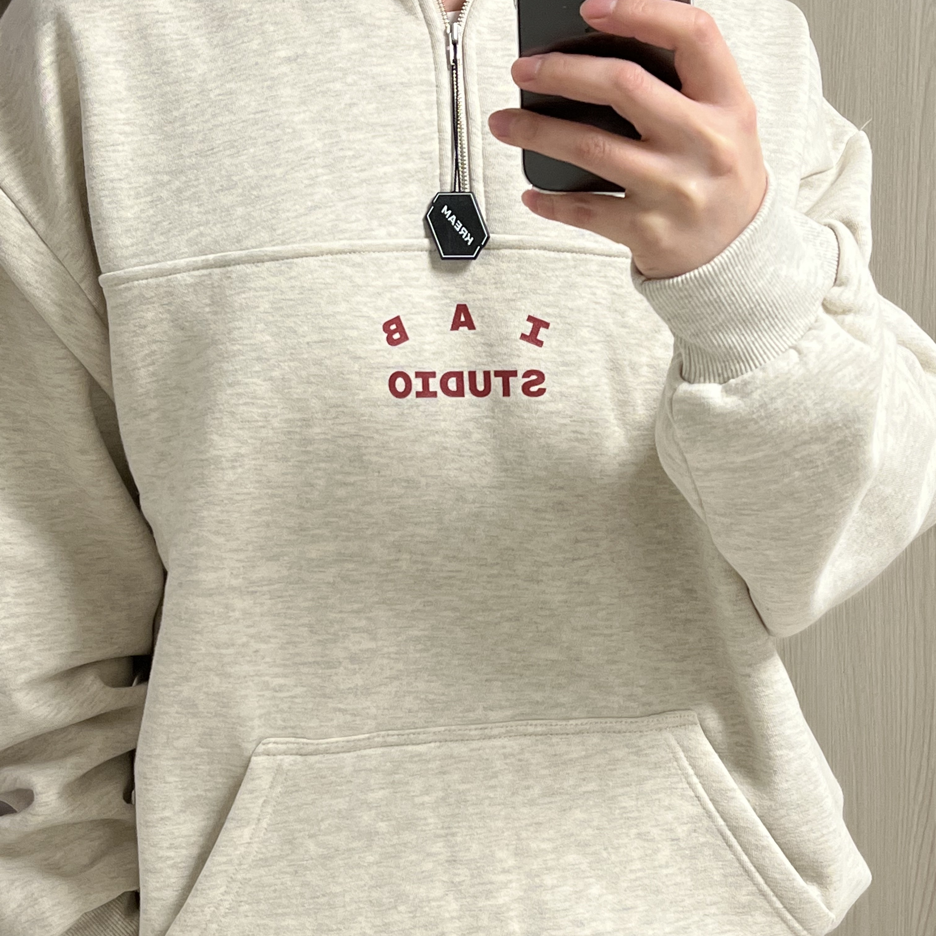 IAB Studio Half Zip-Up Oatmeal Burgundy 착용 스타일