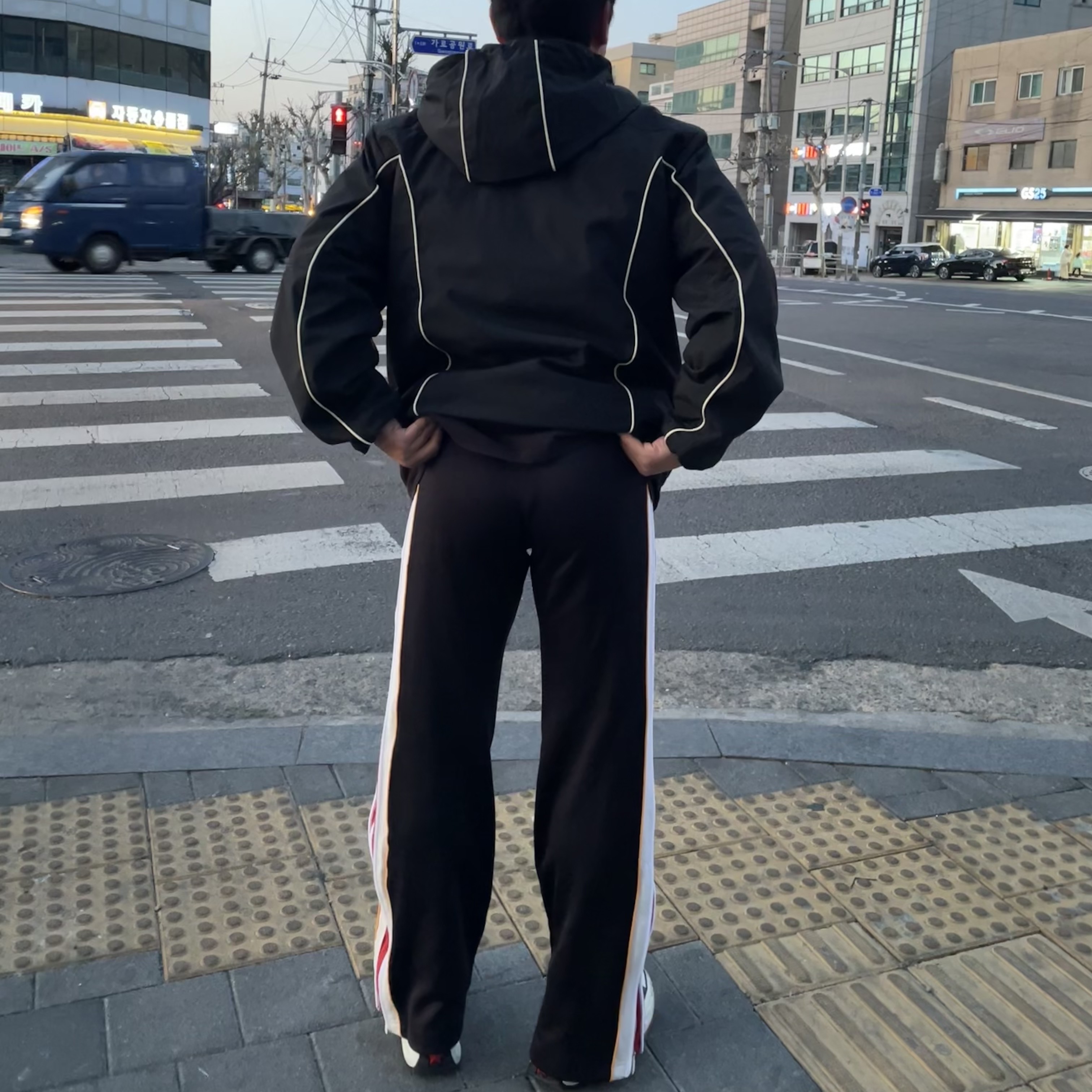 Diesel P-Zampock Sweatpants with Side Zip Black, Diesel J-Hives Windbreaker with Contrast Piping Black 착용 스타일 - 2