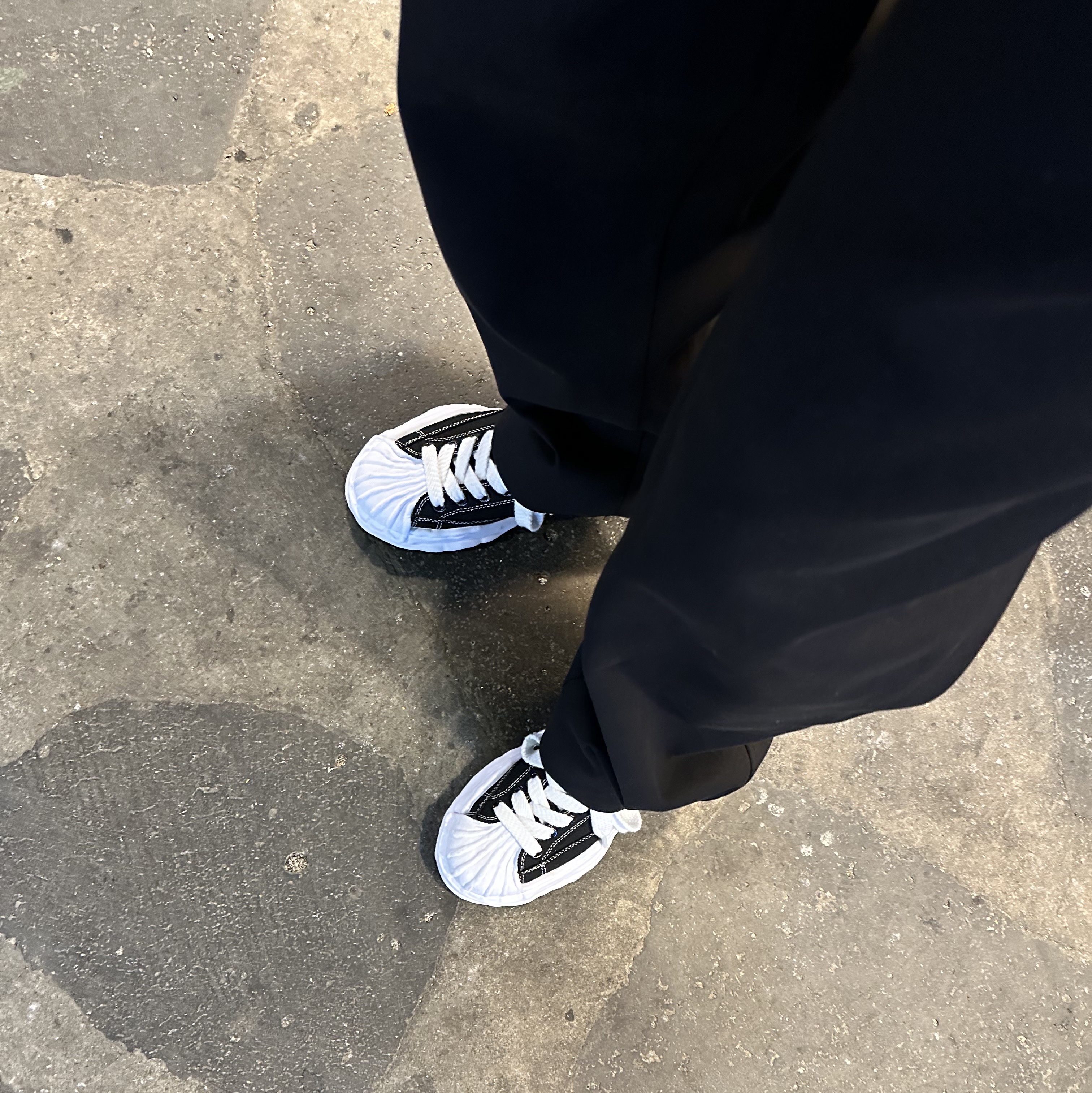 Maison Mihara Yasuhiro Blakey OG Sole Canvas Low-top Sneakers Black White, Zara x Ader Error Jogger Pants Black 착용 스타일