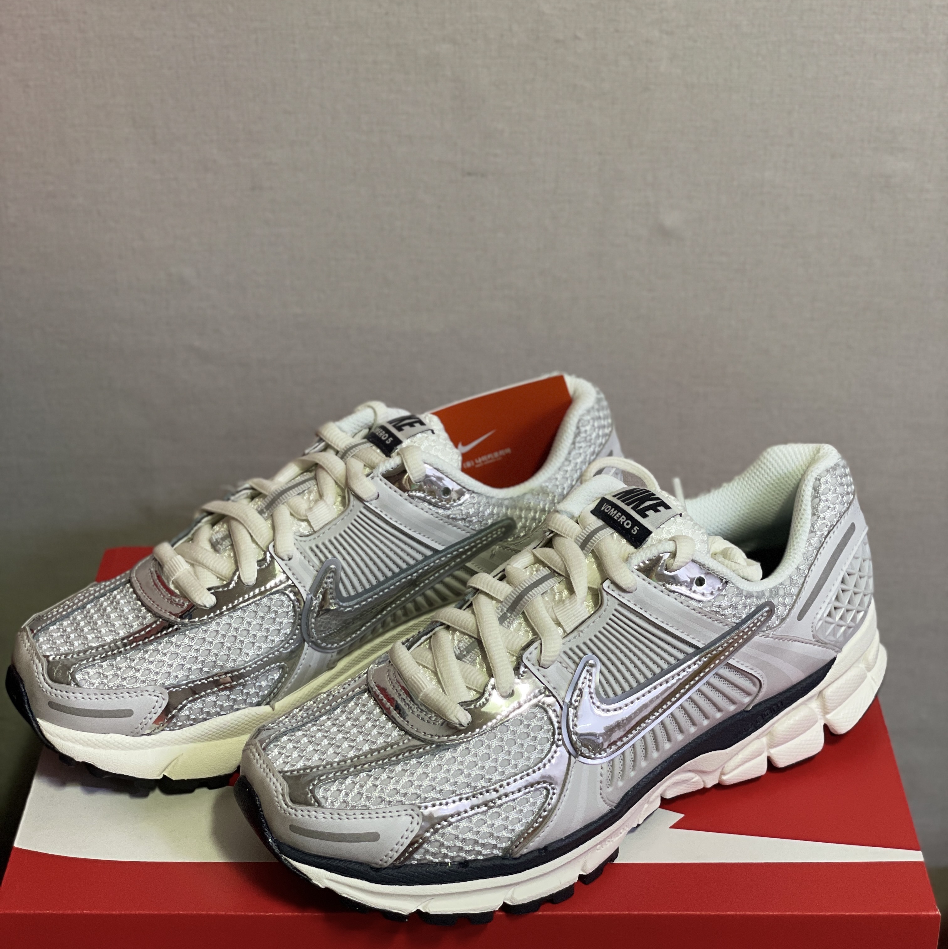 (W) Nike Zoom Vomero 5 Photon Dust and Metallic Silver 착용 스타일 - 1