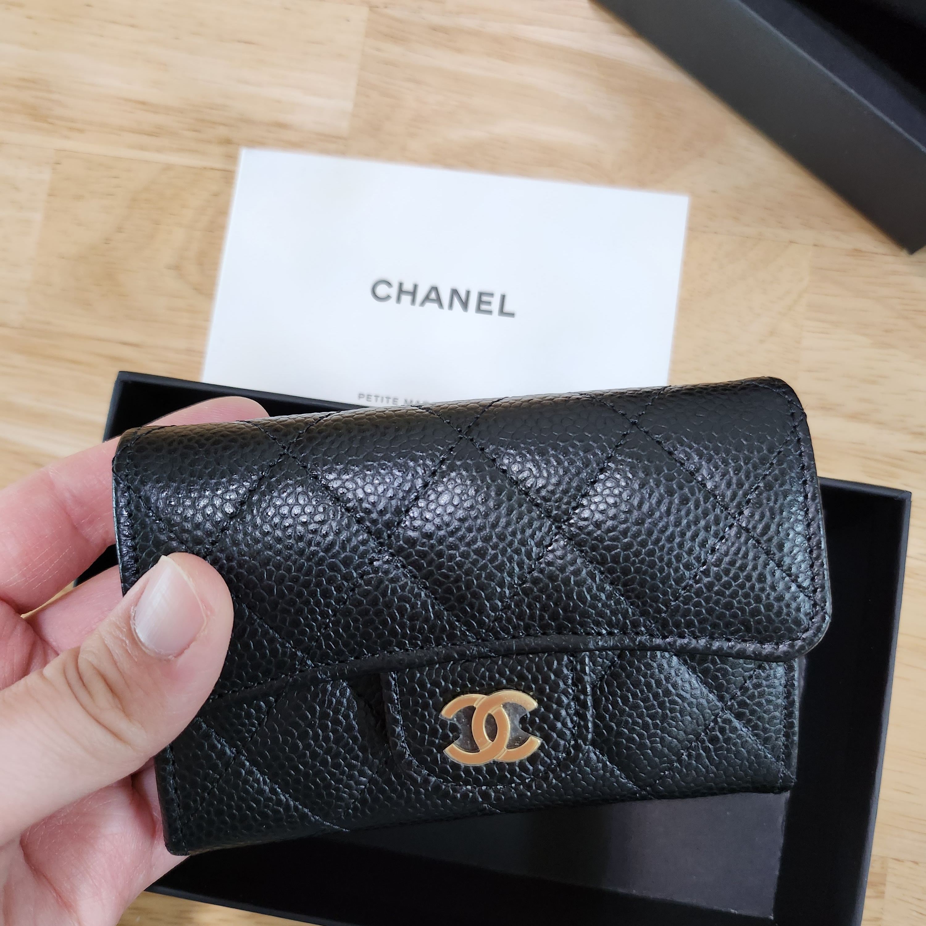 Chanel Classic Card Holder Grained Calfskin & Gold Black 착용 스타일 - 2