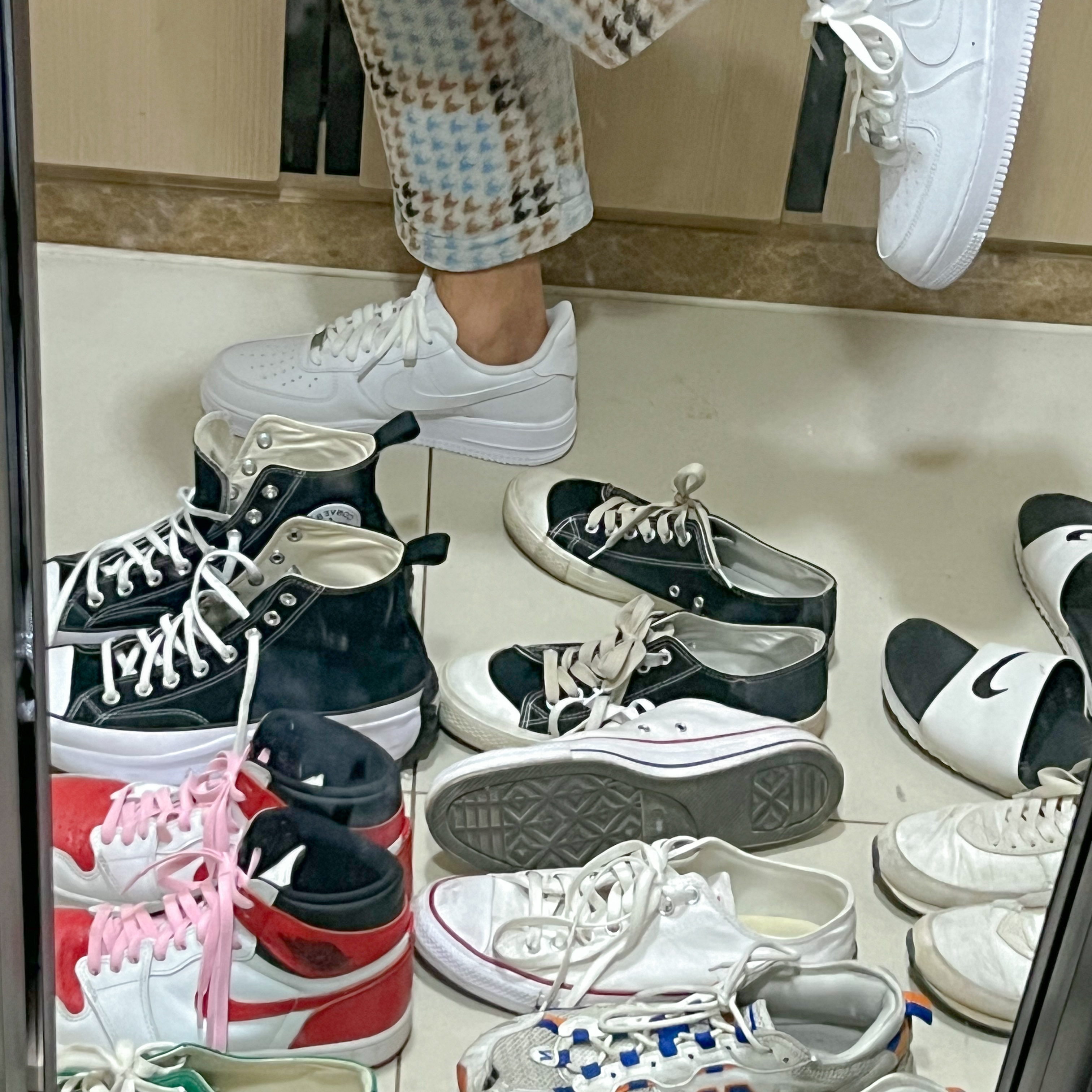 Nike Air Force 1 '07 Low White, Converse Run Star Hike Hi Black White Gum 착용 스타일